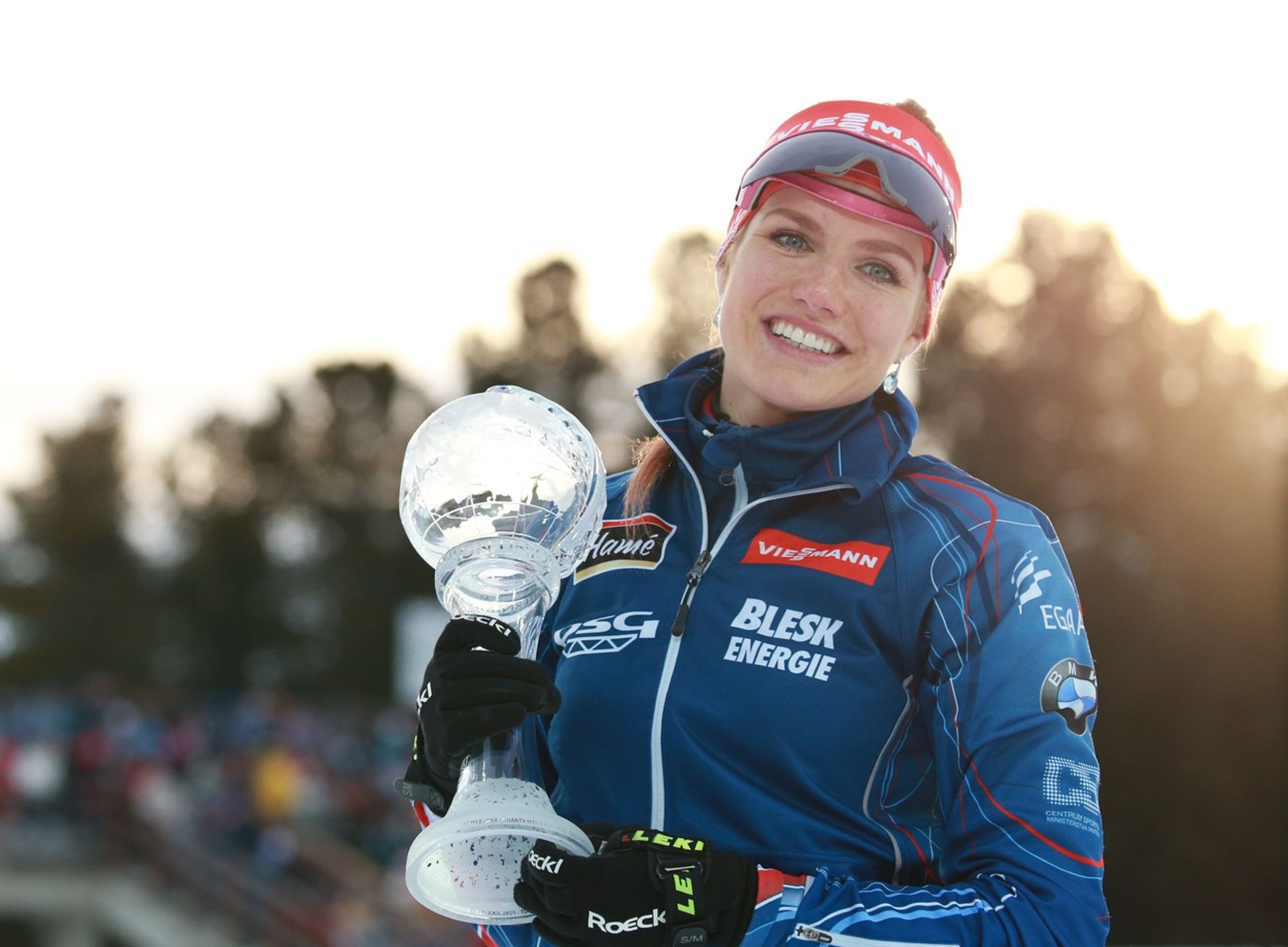 Gabriela Soukalová s glóbem pro vítězku - GALERIE: Gabriela Soukalová a Pet Koukal (5/5)