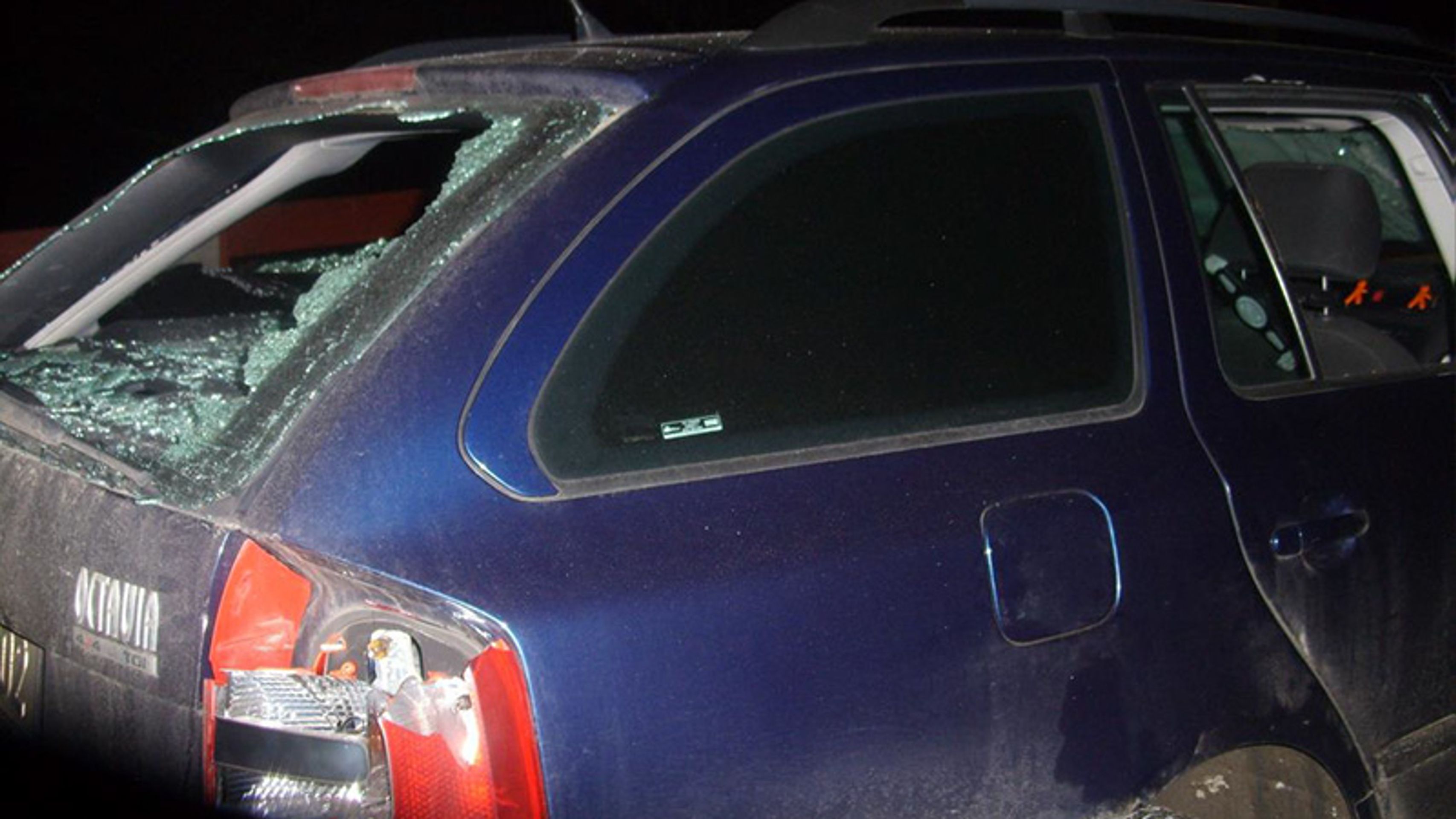 Zaměstnancům v Třinci se nelíbila nízká výplata, šéfovi rozbili auto lopatou - GALERIE: Zaměstnancům v Třinci se nelíbila nízká výplata, šéfovi rozbili auto lopatou (2/3)