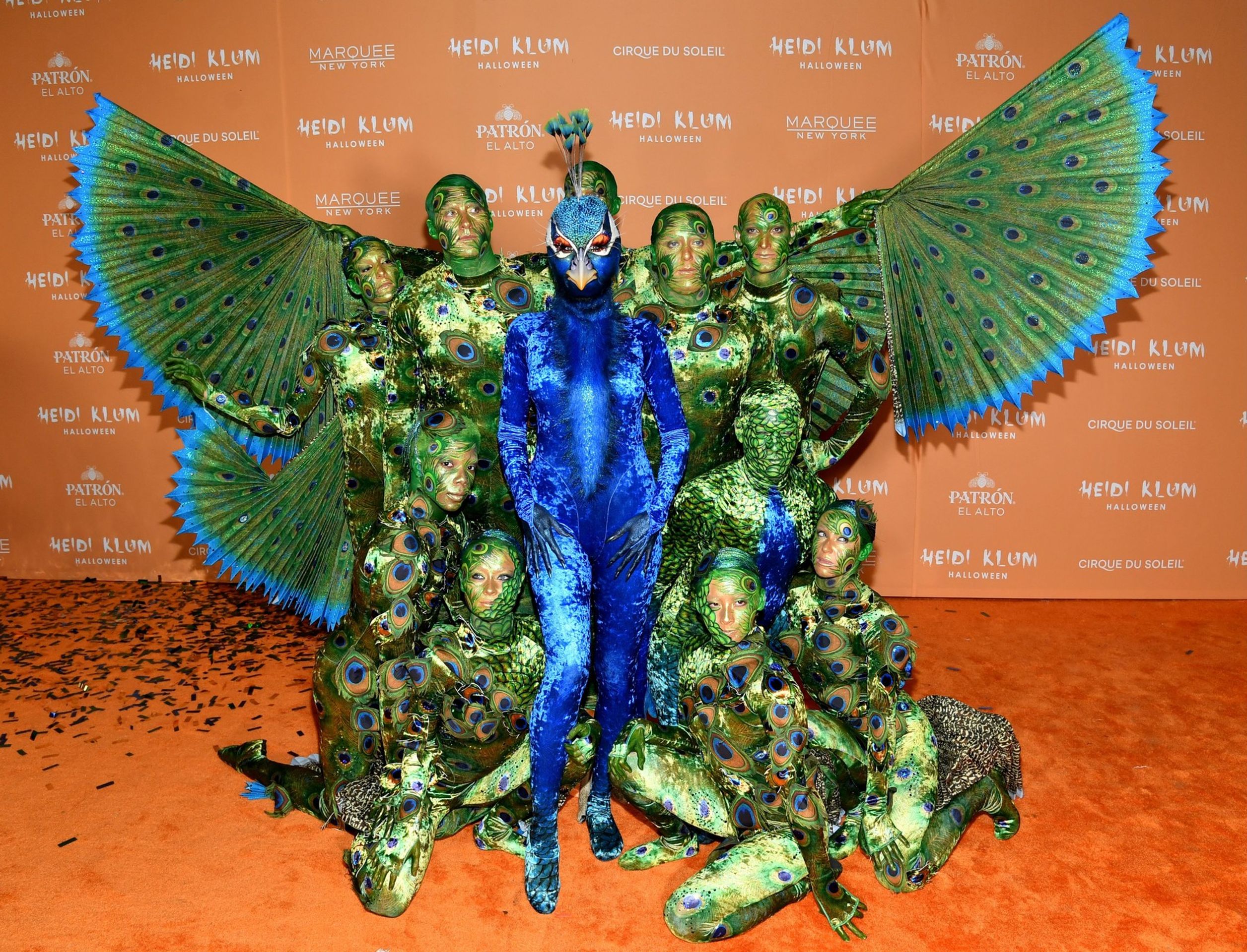 Heidi Klum jako páv s desetičlenným doprovodem - Celebrity oslavily Halloween (12/12)