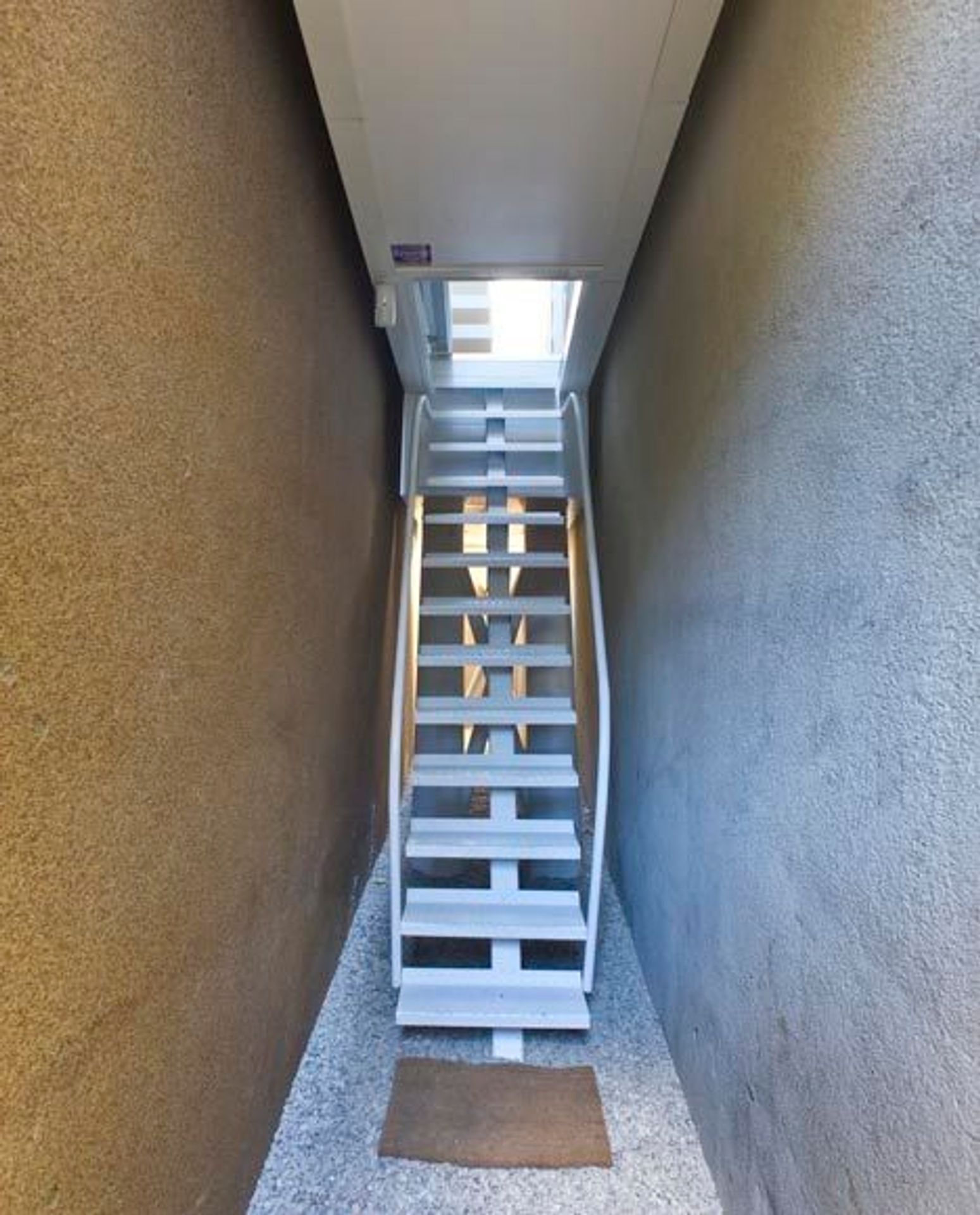 Nejužší dům na světě, Varšava - 1 - Nejužší dům světa má místo schodů žebříky a 72 cm na šířku! FOTKY (1/9)