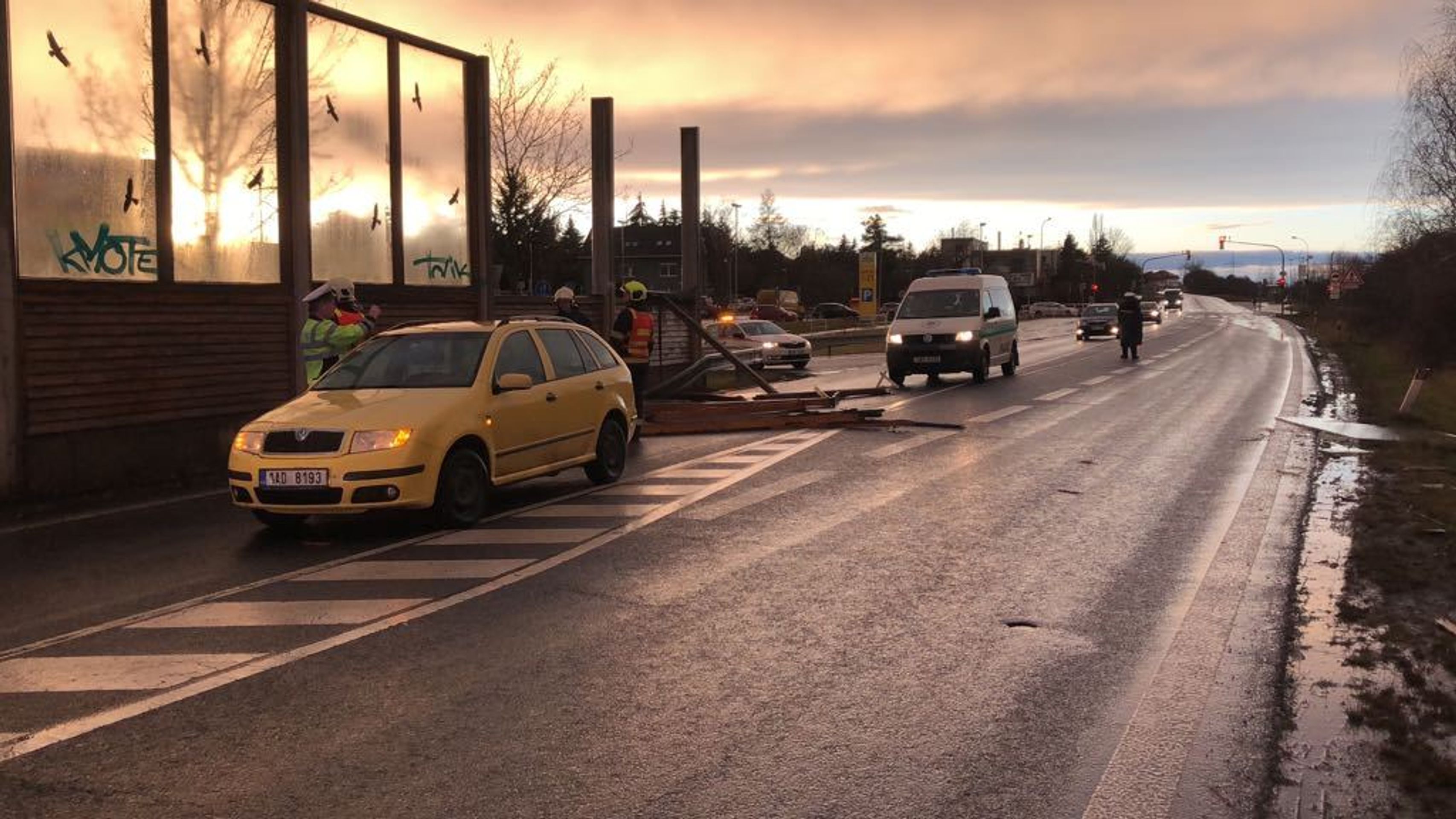 Pád protihlukové stěny v Praze na Českobrodské ulici - 4 - GALERIE: Vítr poškodil protihlukovou stěnu! (4/7)