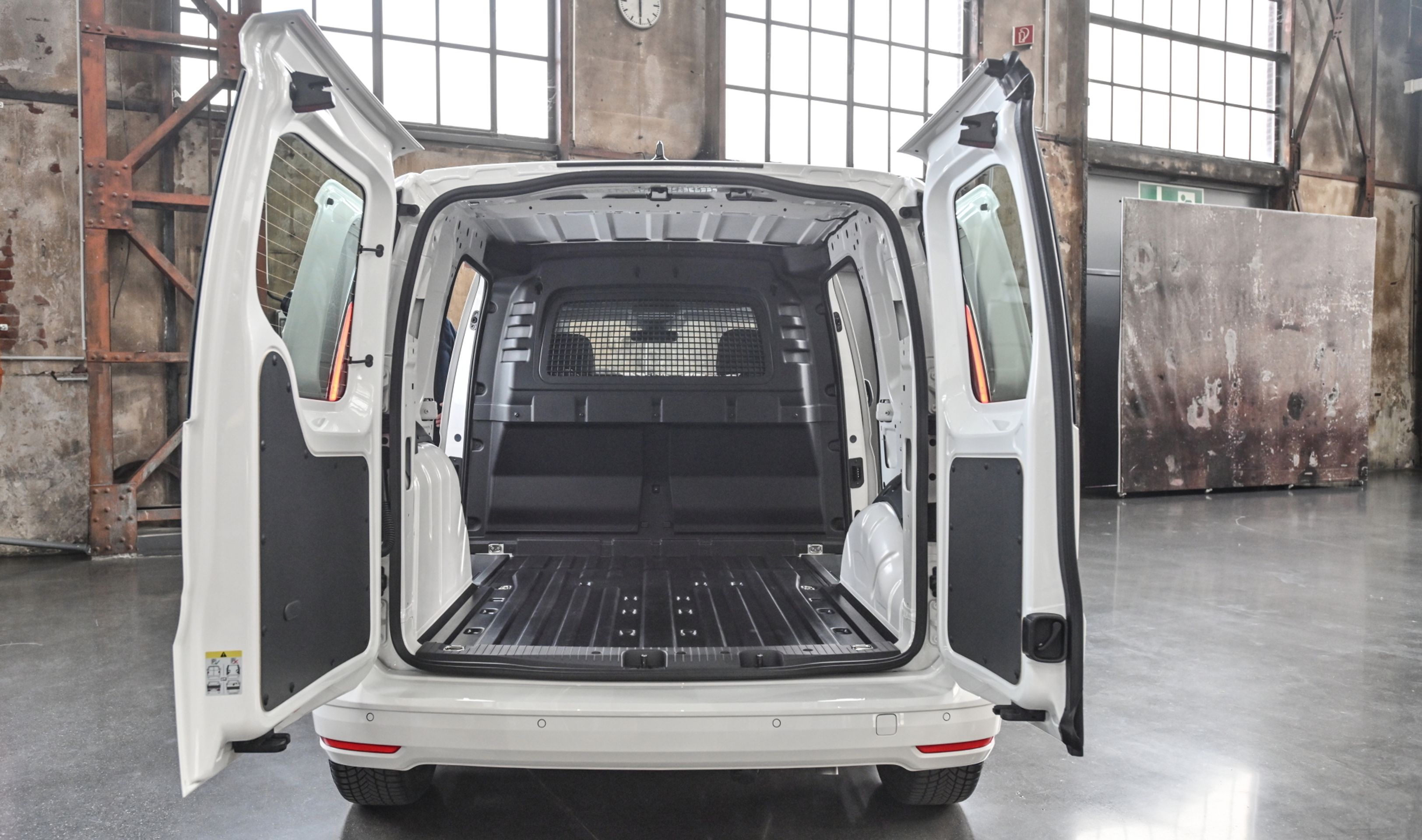Volkswagen Caddy Cargo - 5 - Fotogalerie: Nový Caddy jako dříč, obytňák i auto pro rodinu (43/43)