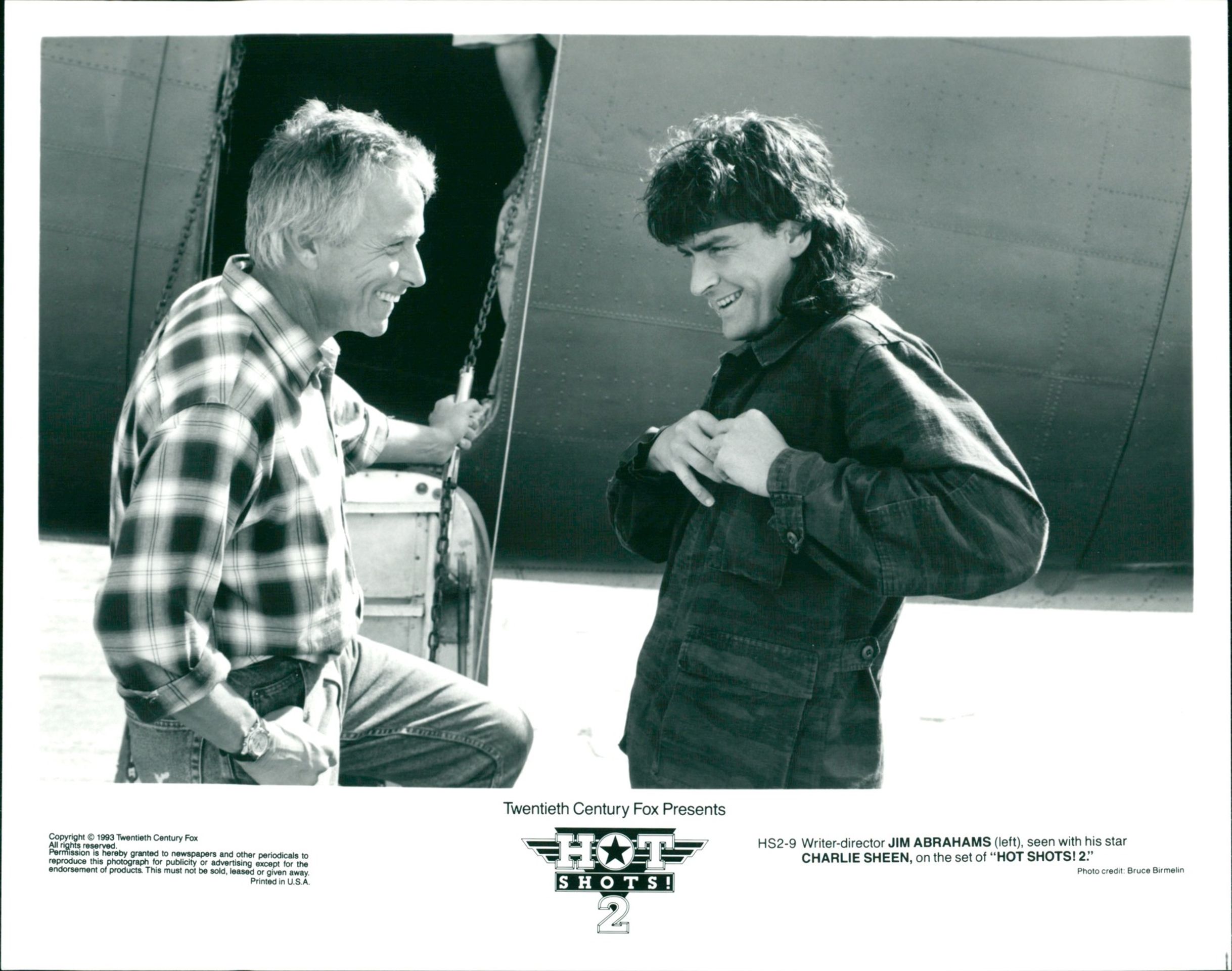 Jim Abrahams a Charlie Sheen během natáčení filmu Žhavé výstřely 2, 1993 - Jim Abrahams (5/6)