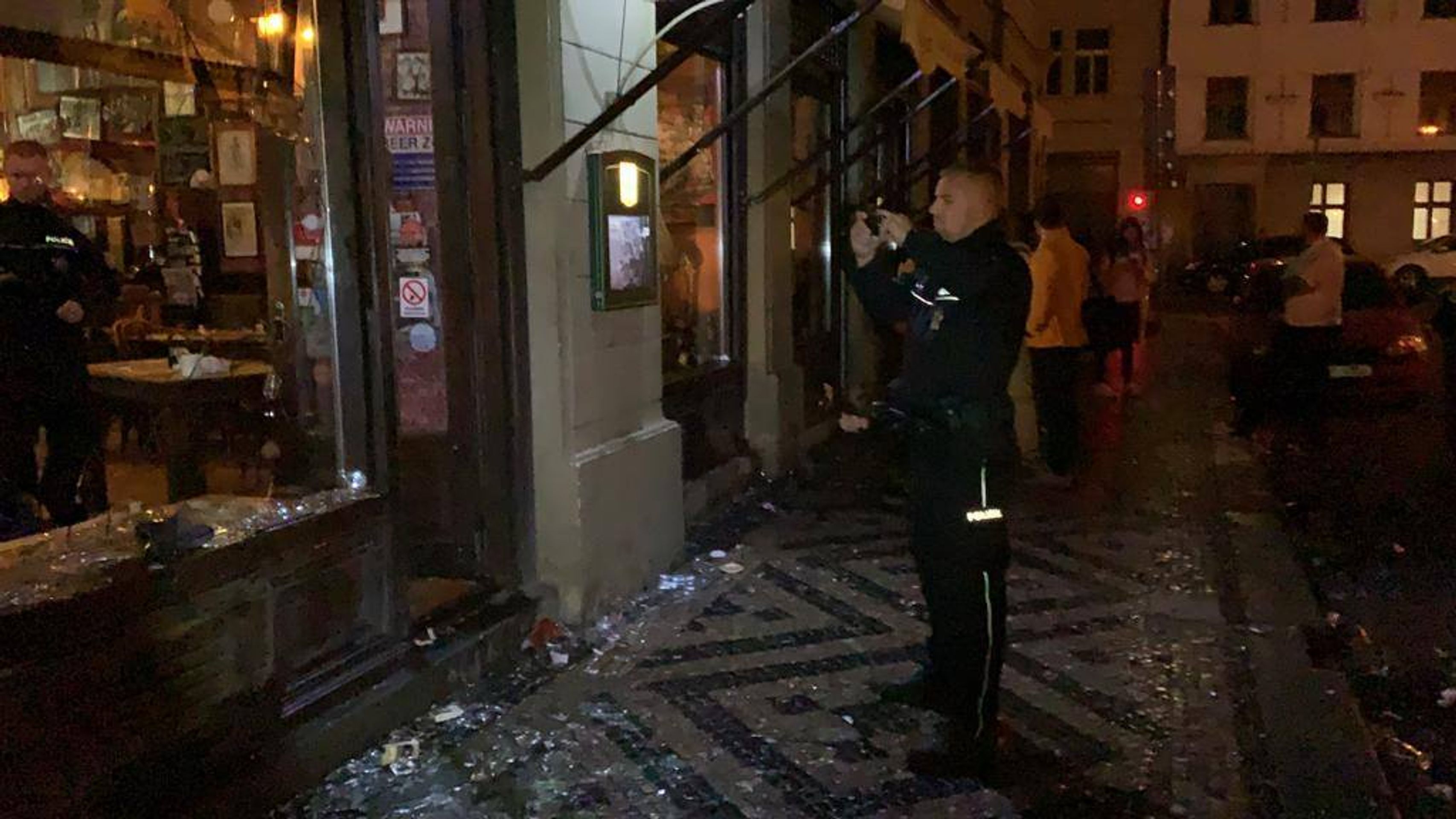 Fanoušci vymlátili bar v centru Prahy - GALERIE: Fotbaloví fanoušci v centru Prahy vymlátili bar (2/5)