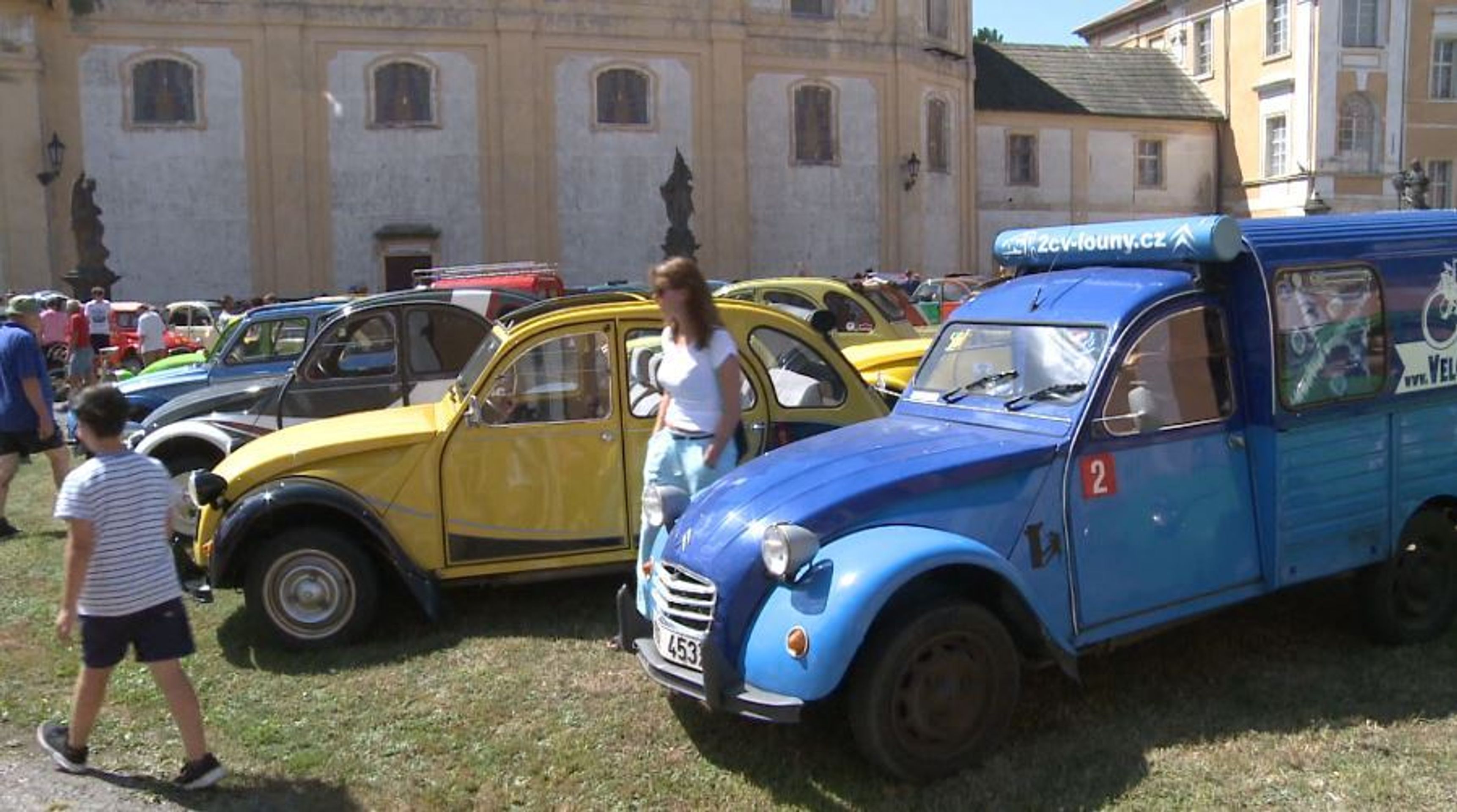 Sraz vozů Citroen - Kachny - 1 - Fotogalerie: Sraz kachen k 70. výročí (4/4)