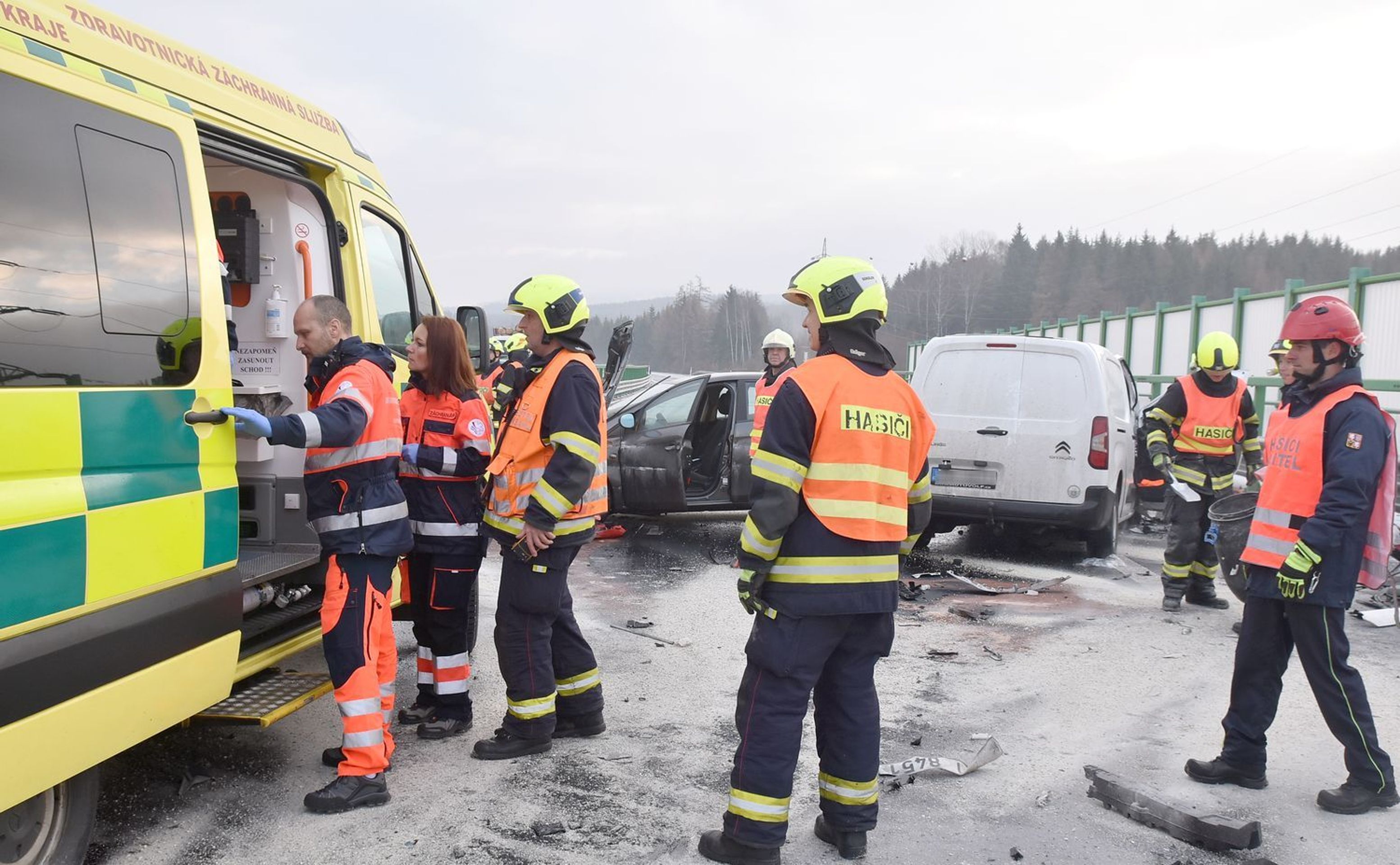 Hasiči zastavili u nehody, zezadu do nich narazilo další auto - 3 - GALERIE: Hasiči zastavili u nehody, zezadu do nich narazilo další auto (3/10)