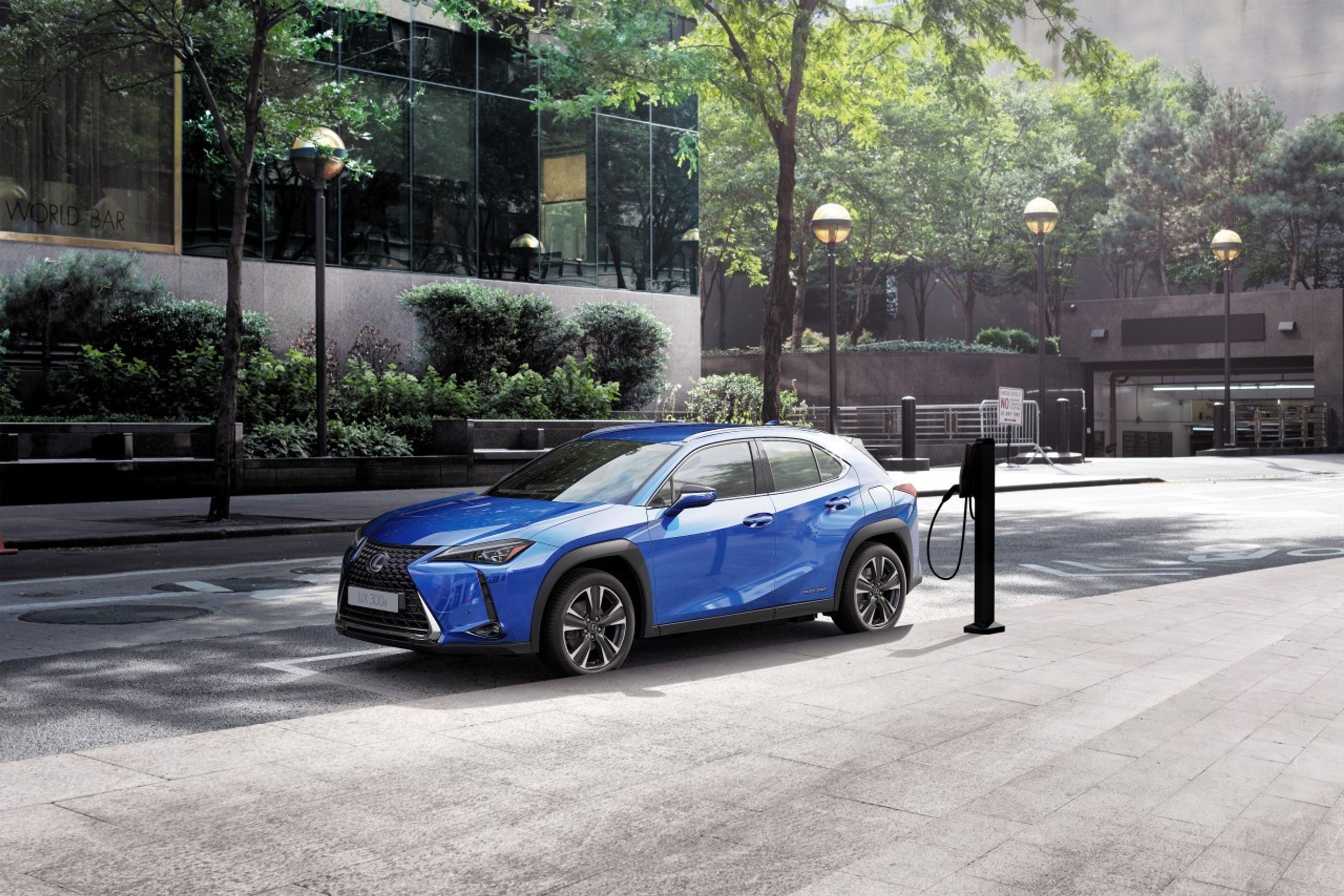 Elektrický crossover Lexus UX 300e - 37 - Fotogalerie: Crossover Lexus UX - elektromobil vs. hybrid (20/21)