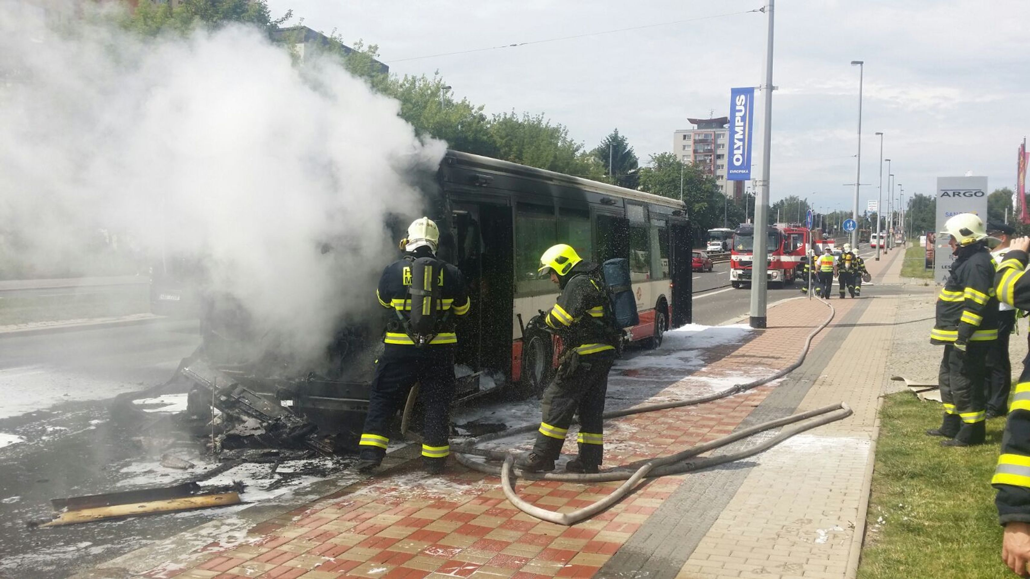 Požár autobusu na Evropské - 3 - GALERIE: Požár autobusu na Evropské (8/10)
