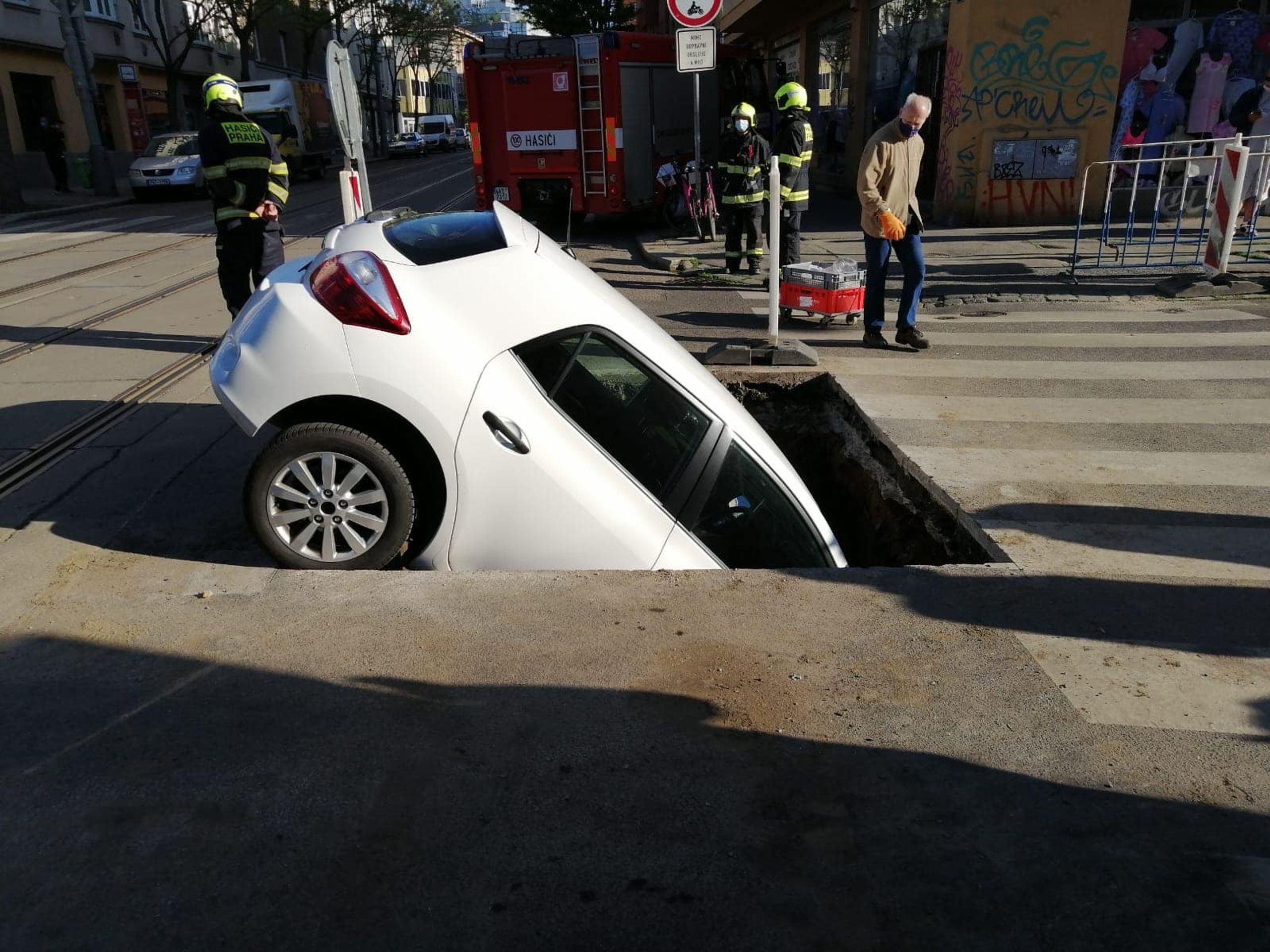 Řidička vjela přímo do výkopu - 10 - Fotogalerie: Hasiči museli vyprostit toyotu z dvoumetrového výkopu (2/7)