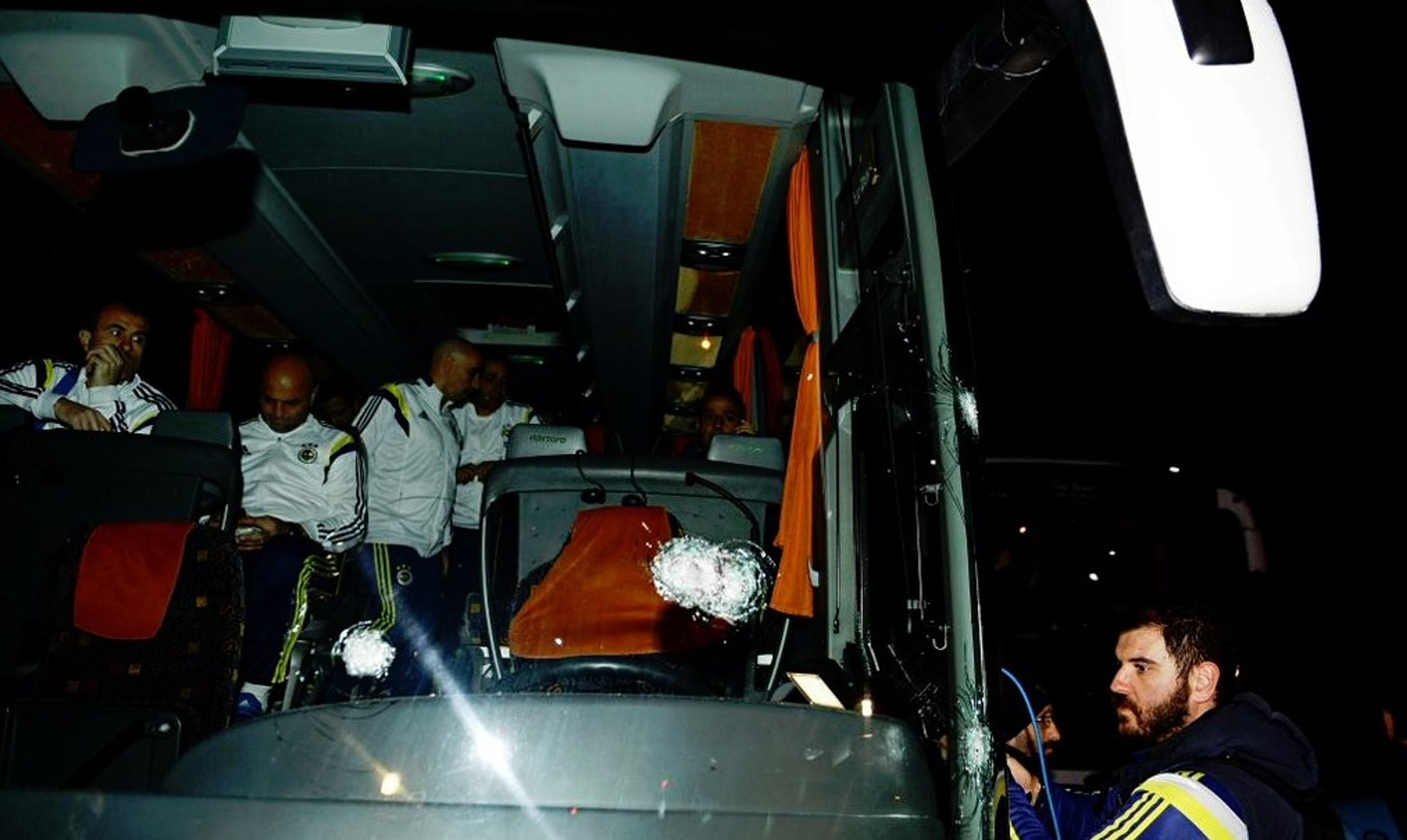 Útok na autobus 3 - Fotogalerie: Autobus Fenerbahce znovu napadli výtržníci (3/6)