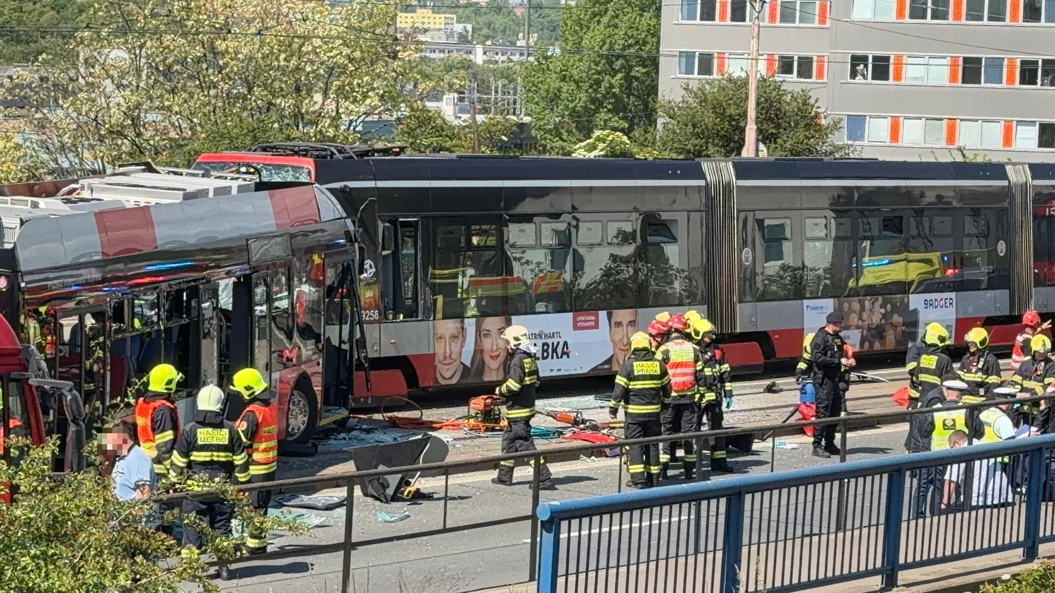 Srážka tramvaje s autobusem - Srážka tramvaje s autobusem (8/12)