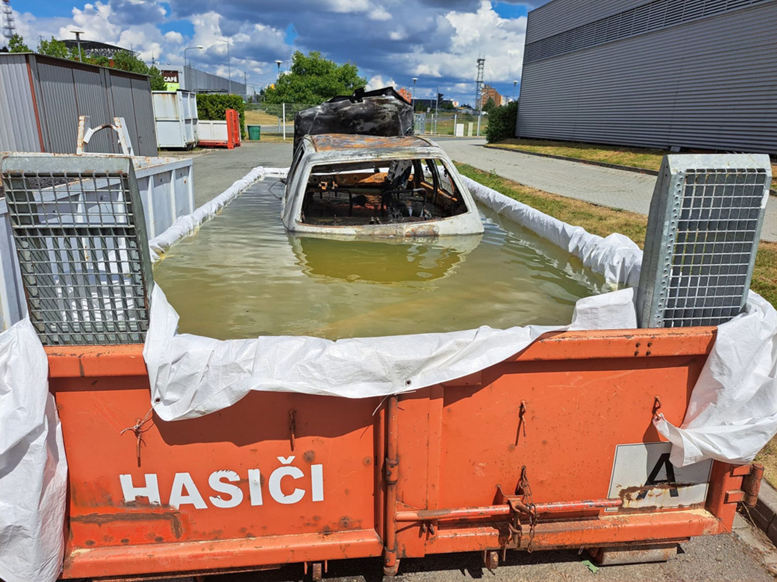 Požár elektromobilu na Plzeňsku (3) - Požár malého přestavěného elektromobilu na Plzeňsku (2/10)