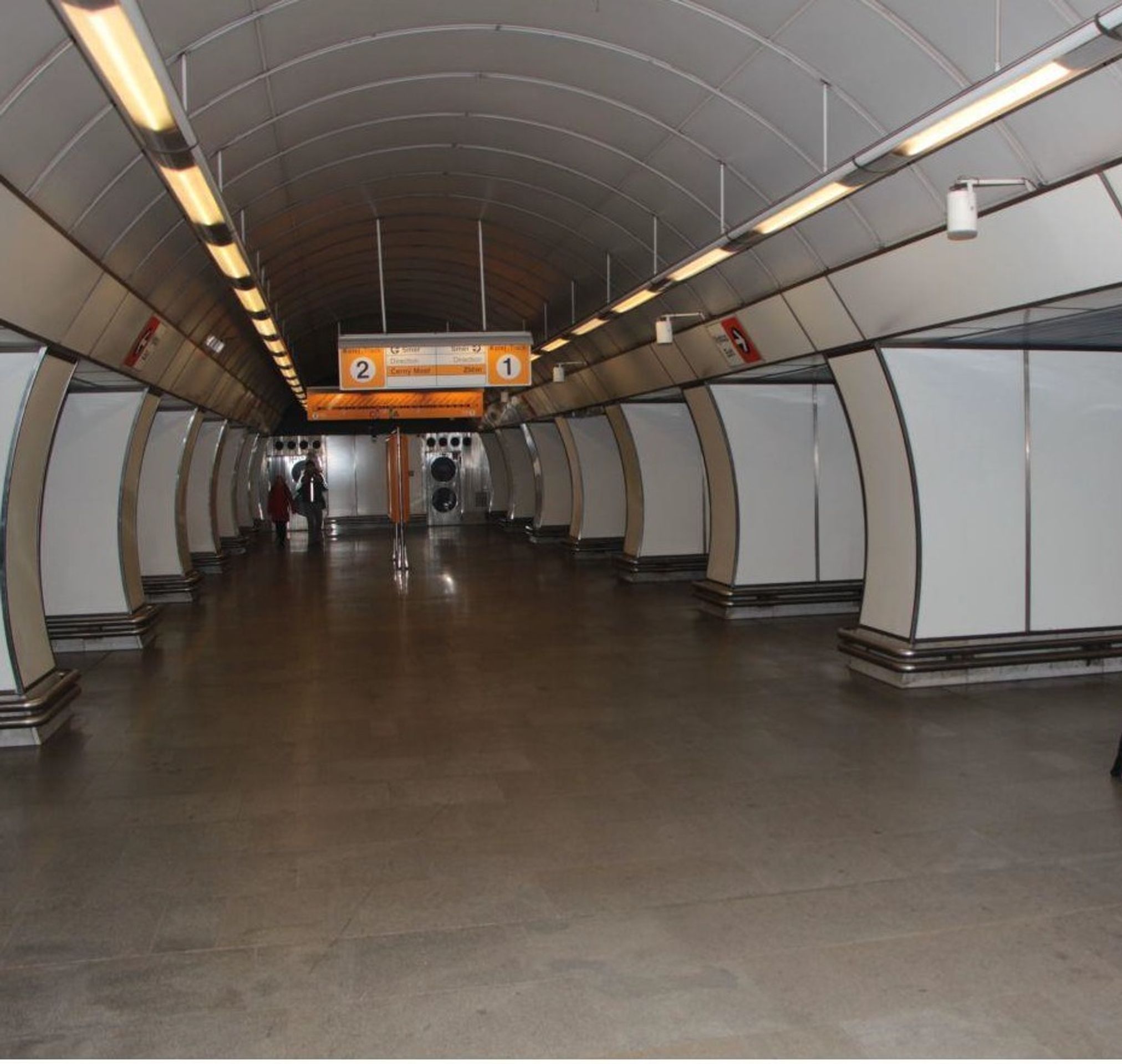 Cizinec napadal v metru lidi nožem - 3 - GALERIE: Cizinec v metru napadal lidi nožem (4/4)