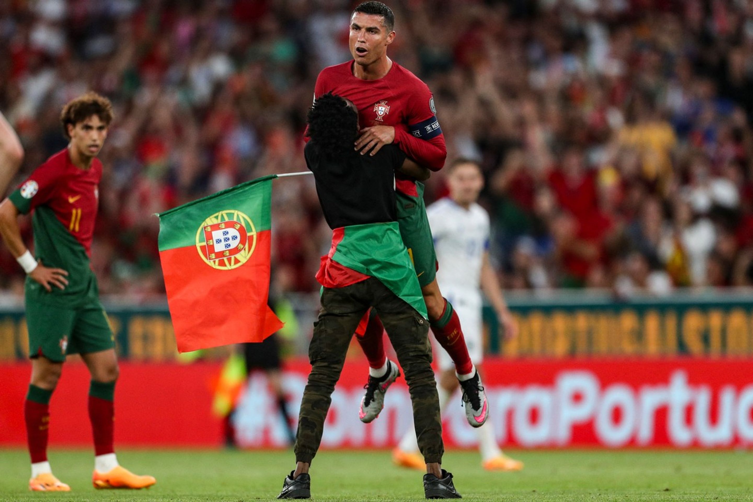 Cristiano Ronaldo s fanouškem - Cristiano Ronaldo s fanouškem (4/5)