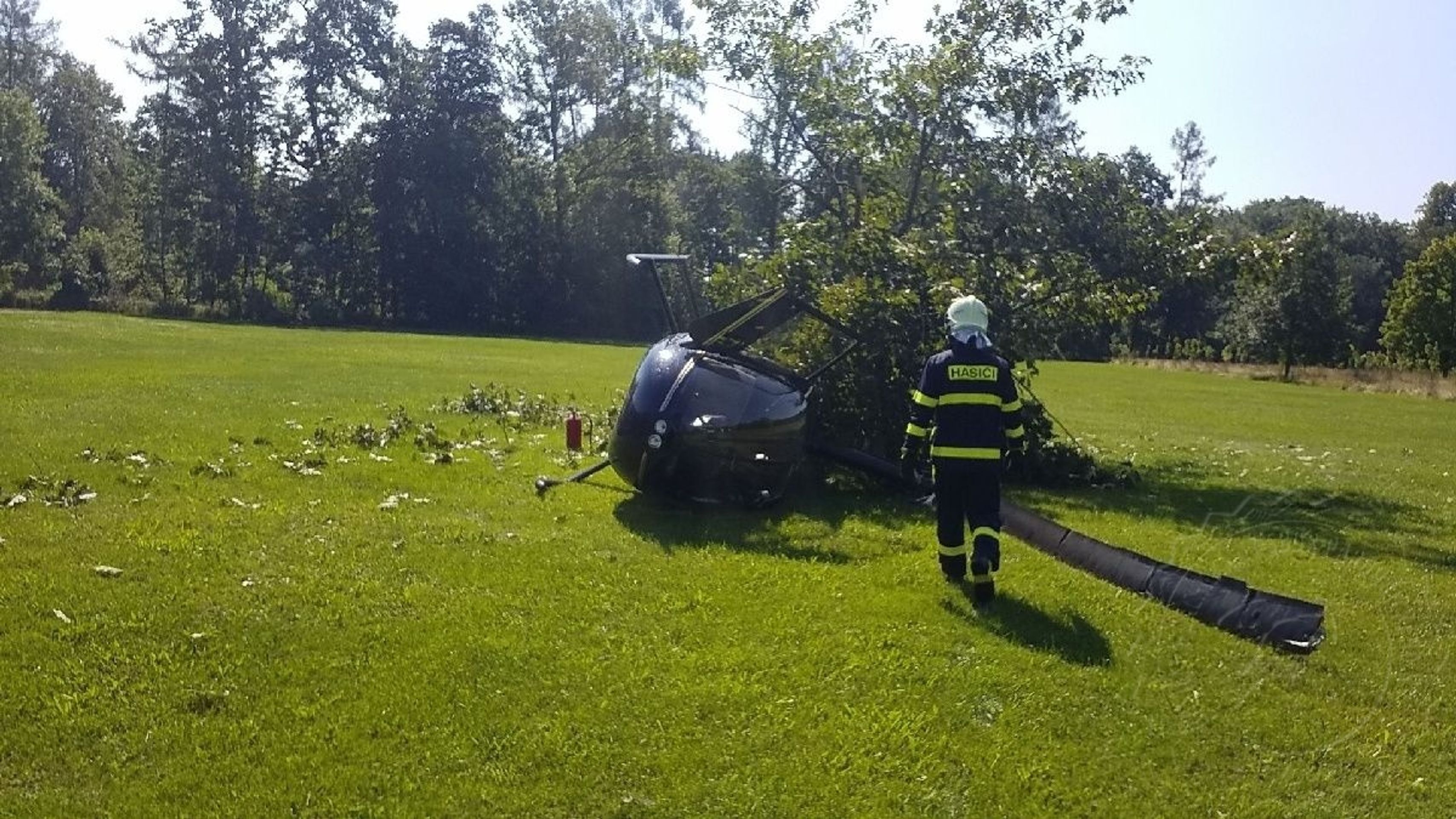 Pád vrtulníku v Žamberku - 1 - Vrtulník se v Žamberku zřítil do zámeckého parku, dva lidé se zranili (4/4)