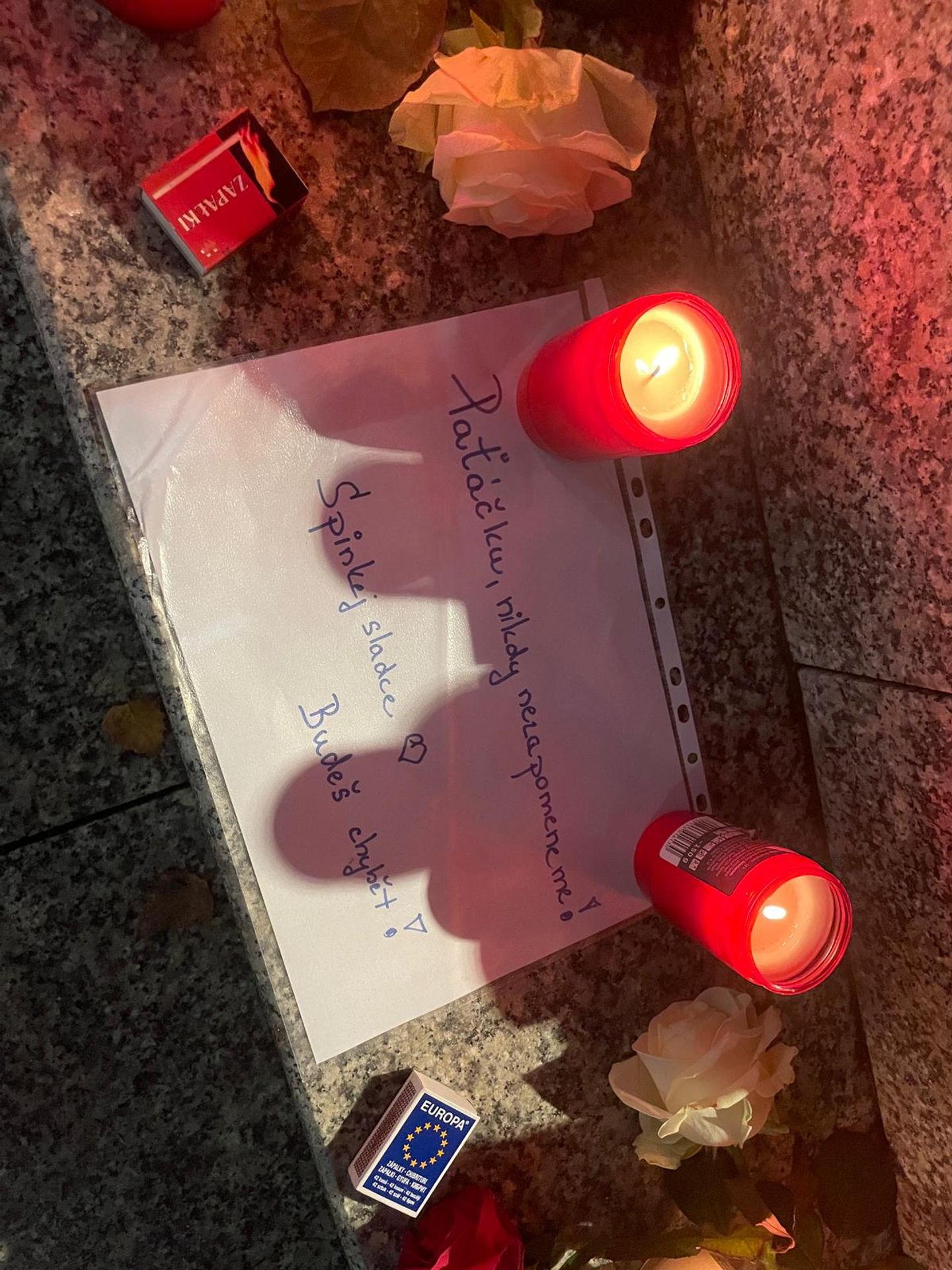 Pietní místo pro Patrika Hezuckého před Evropou 2 - Pietní místo pro Patrika Hezuckého před Evropou 2 (4/4)