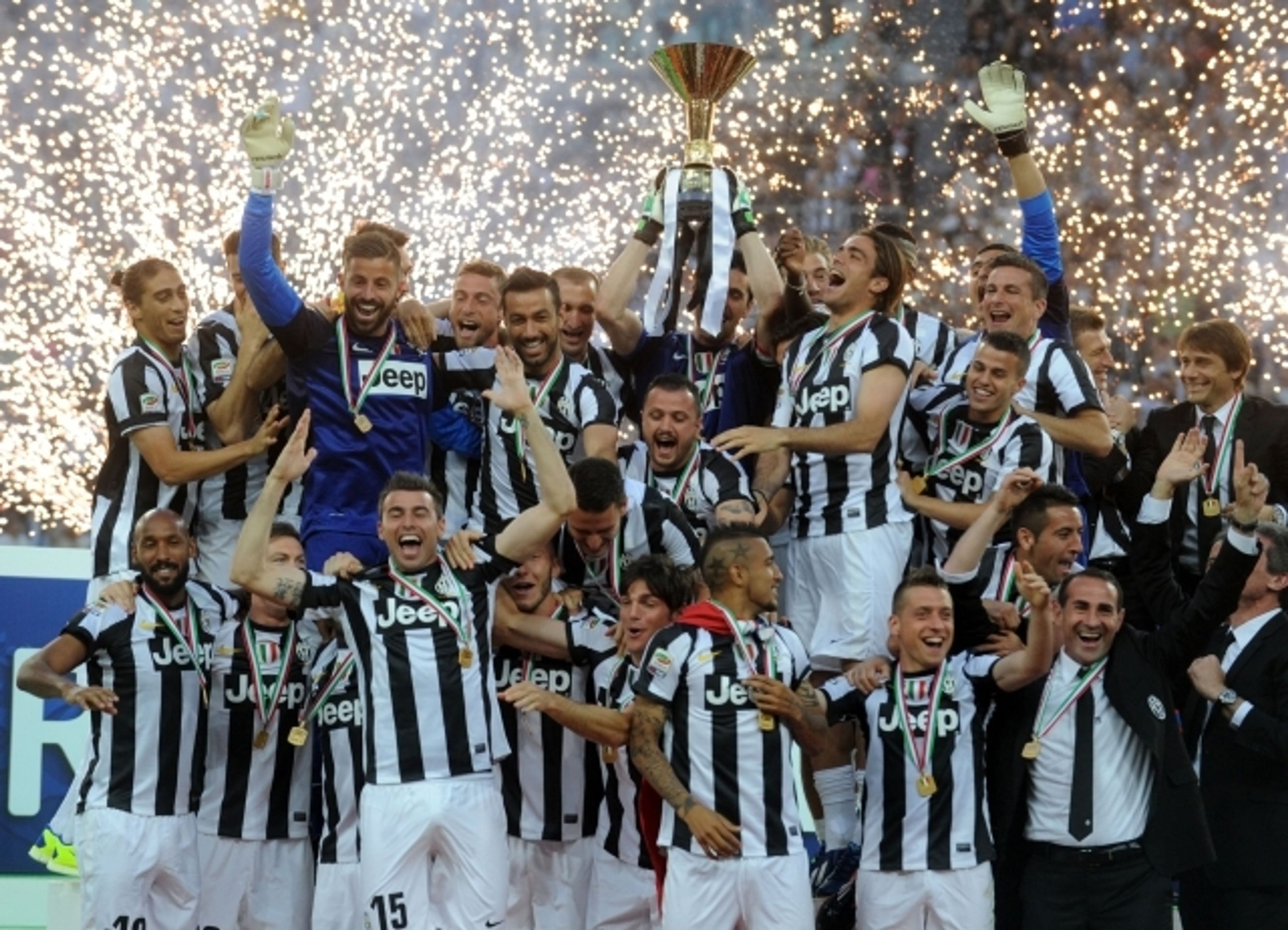 Buffon s rodinou slaví titul Juventusu - 9 - GALERIE: Buffon s rodinou slaví titul Juventusu (9/10)