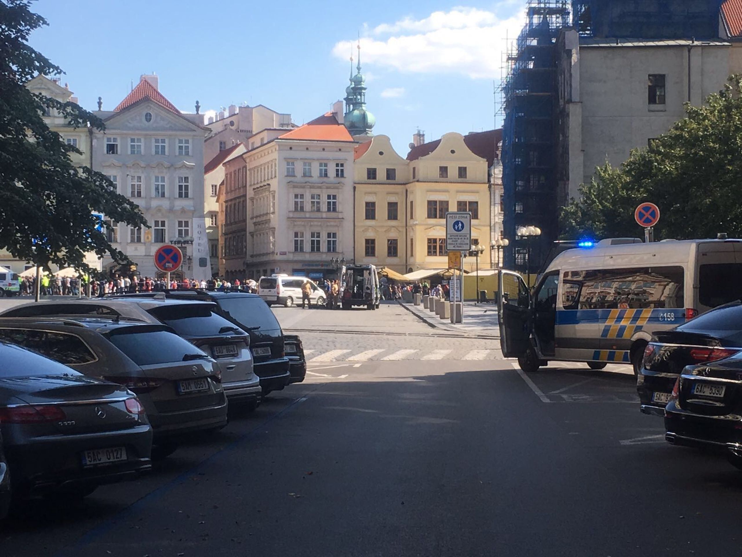 Policejní poplach na Staroměstském náměstí - GALERIE: Policie vyklízí Staroměstské náměstí (3/8)