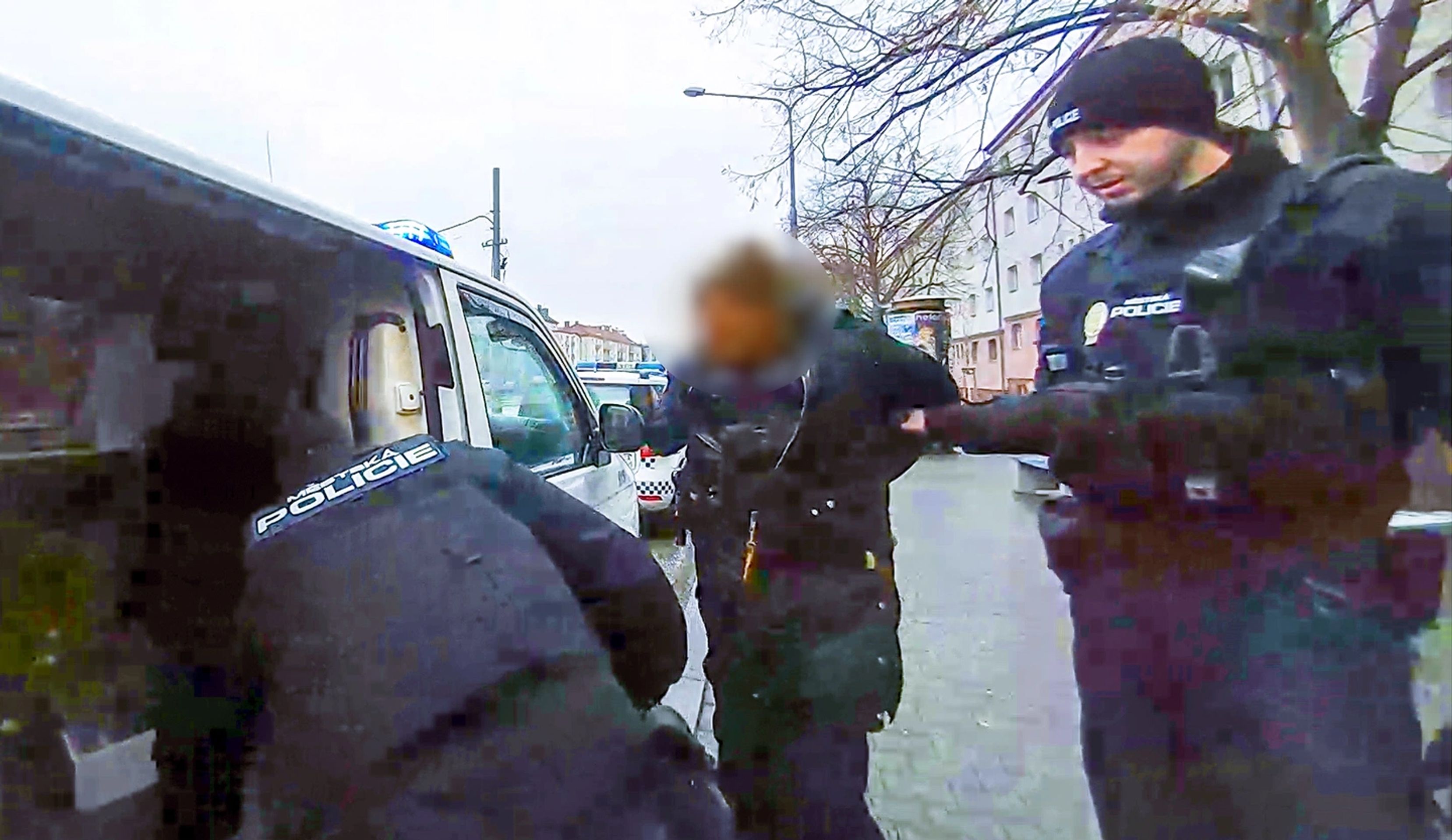 Šestašedesátiletý muž opakovaně obtěžuje a napadá kolemjdoucí (2) - Šestašedesátiletý muž opakovaně obtěžuje a napadá kolemjdoucí (2/3)