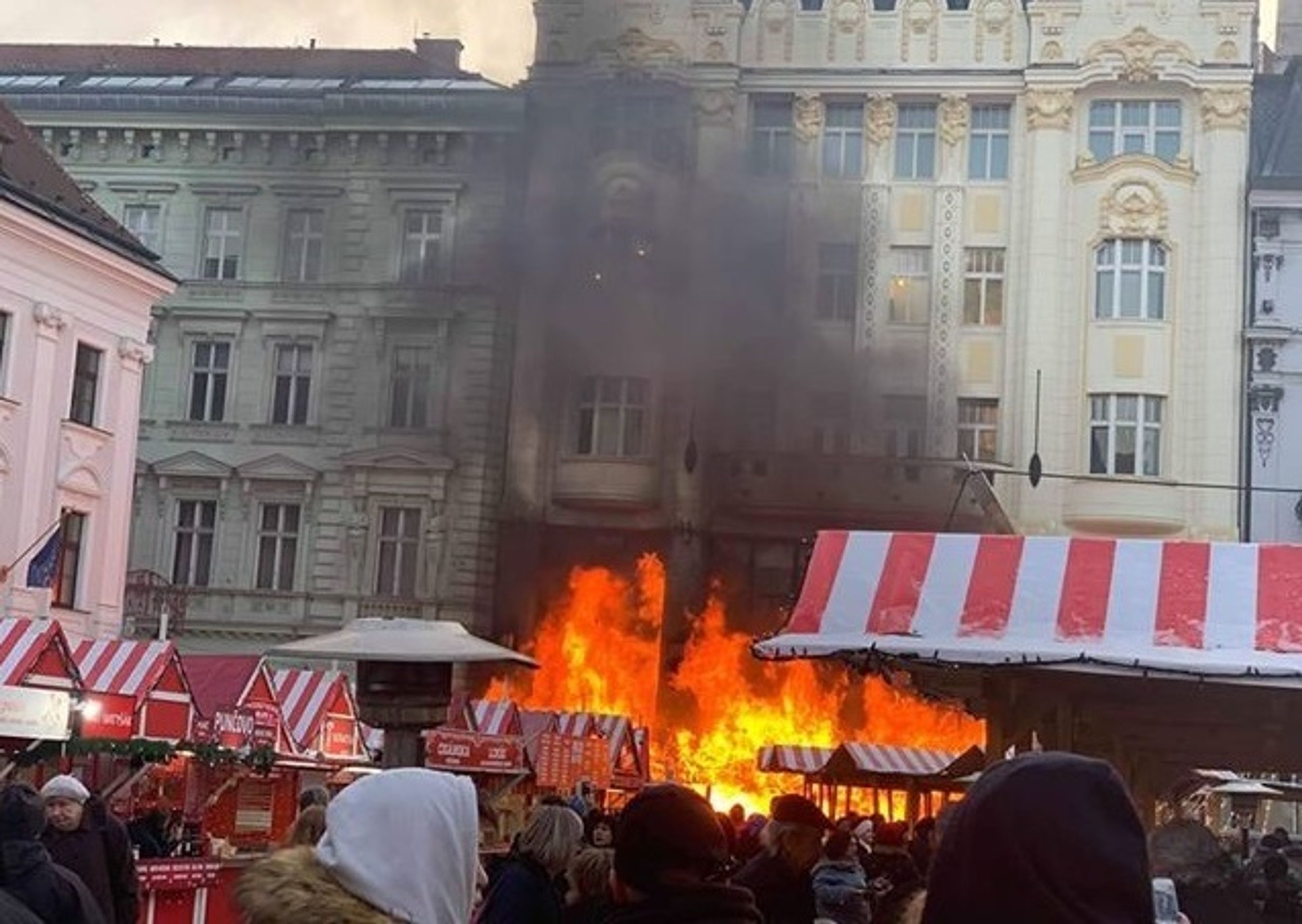 Požár na vánočních trzích v Bratislavě - 1 - GALERIE: Požár na vánočních trzích v Bratislavě (5/5)