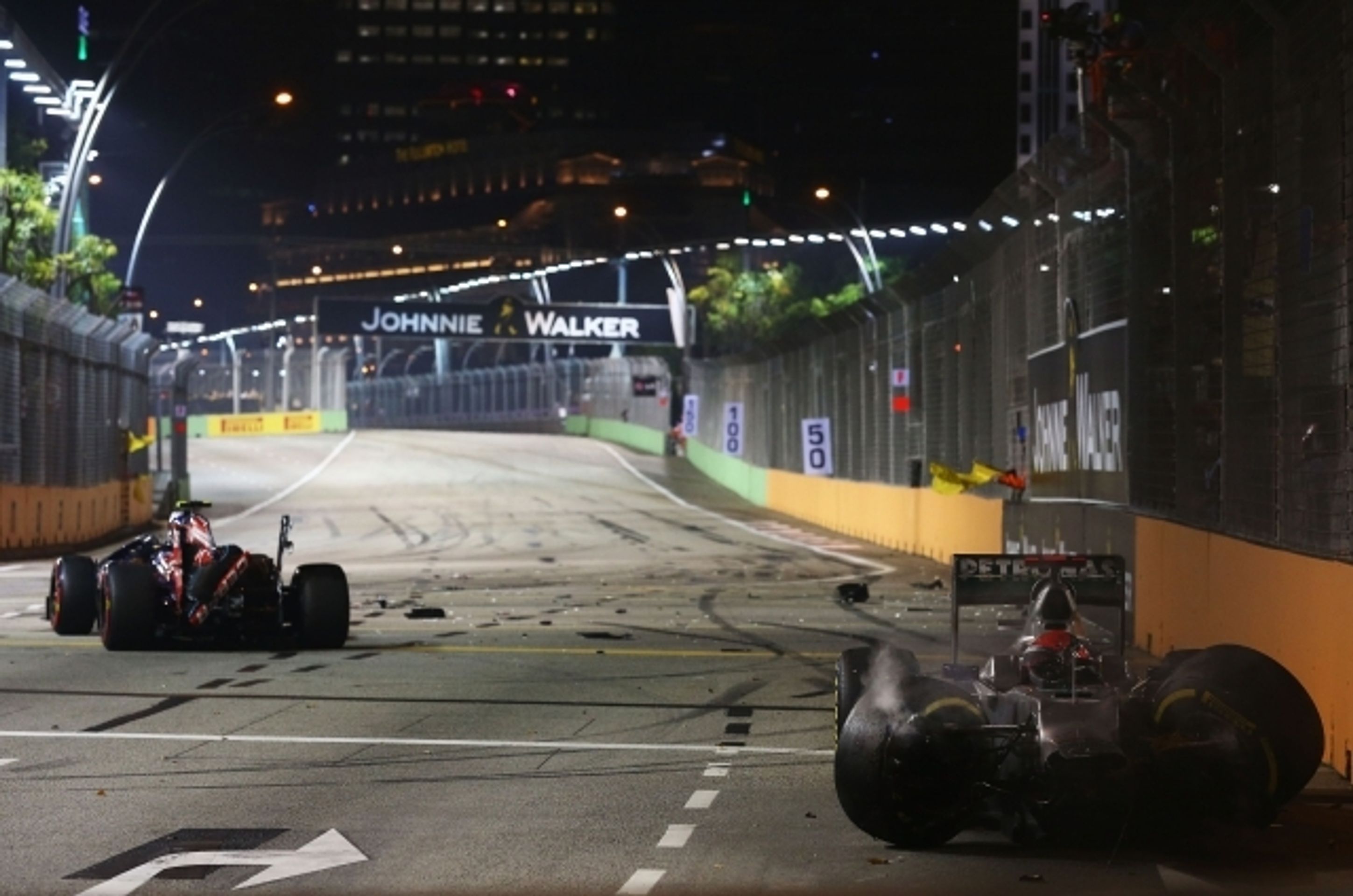 F1 v Singapuru: Jean-Eric Vergne a Michael Schumacher - 6 - GALERIE: Havárie na F1 v Singapuru: Vergne a Schumacher (7/8)