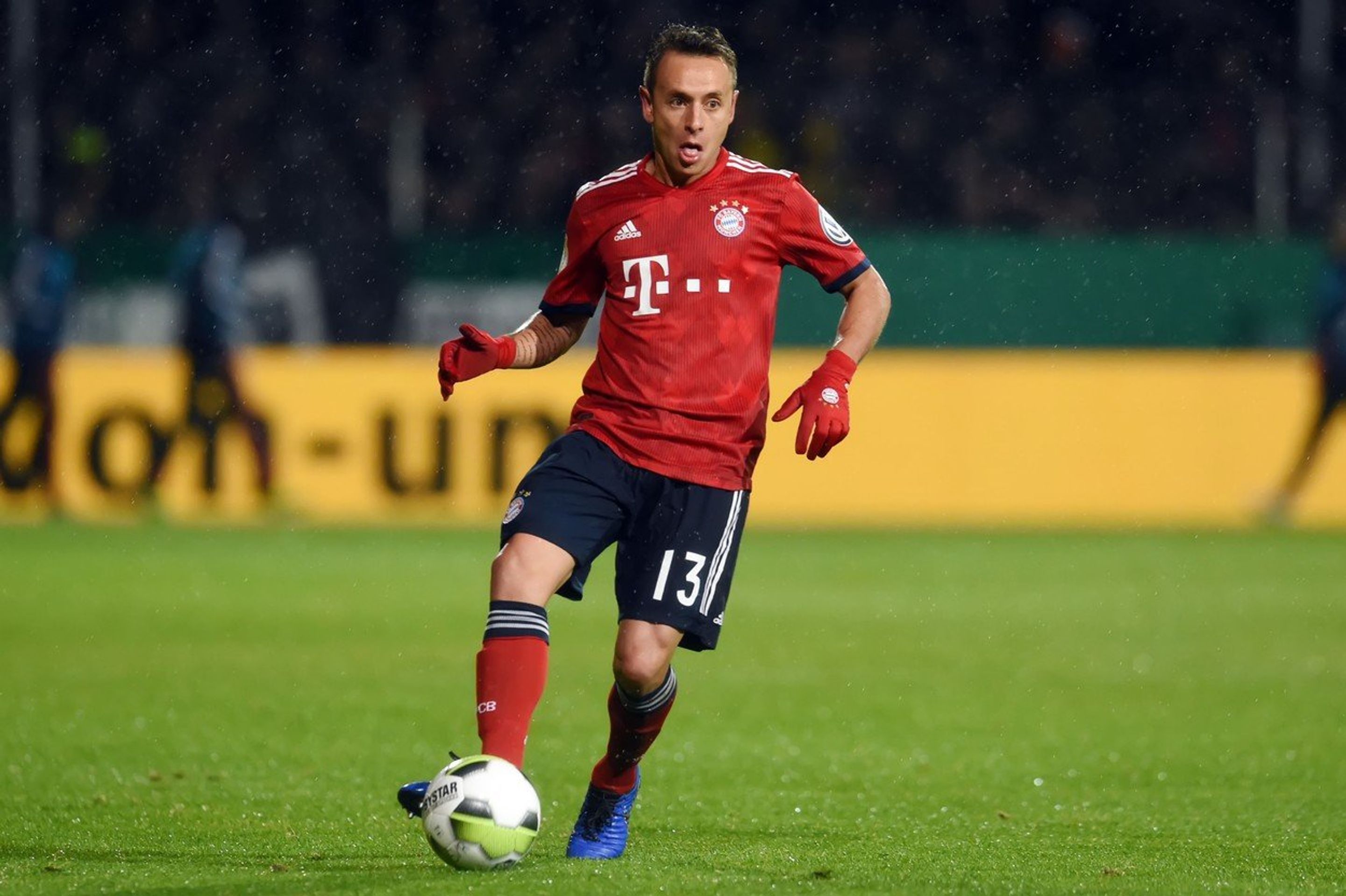 Rafinha v dresu Bayernu Mnichov - GALERIE: Rafinha a jeho kostým teroristy (5/5)
