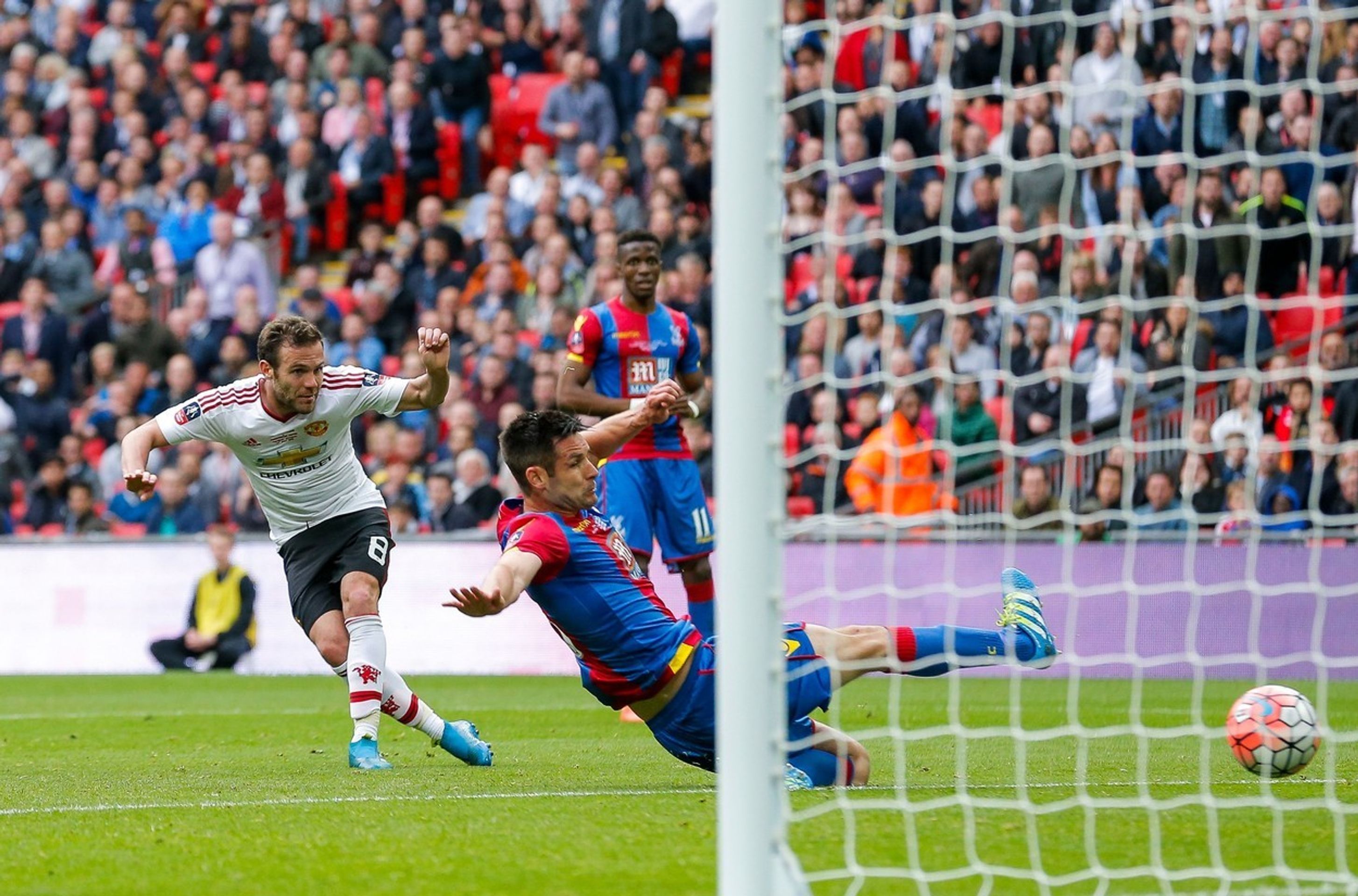 Juan Mata vyrovnává na 1:1 - Finále FA Cupu: Crystal Palace - Manchester United (7/9)
