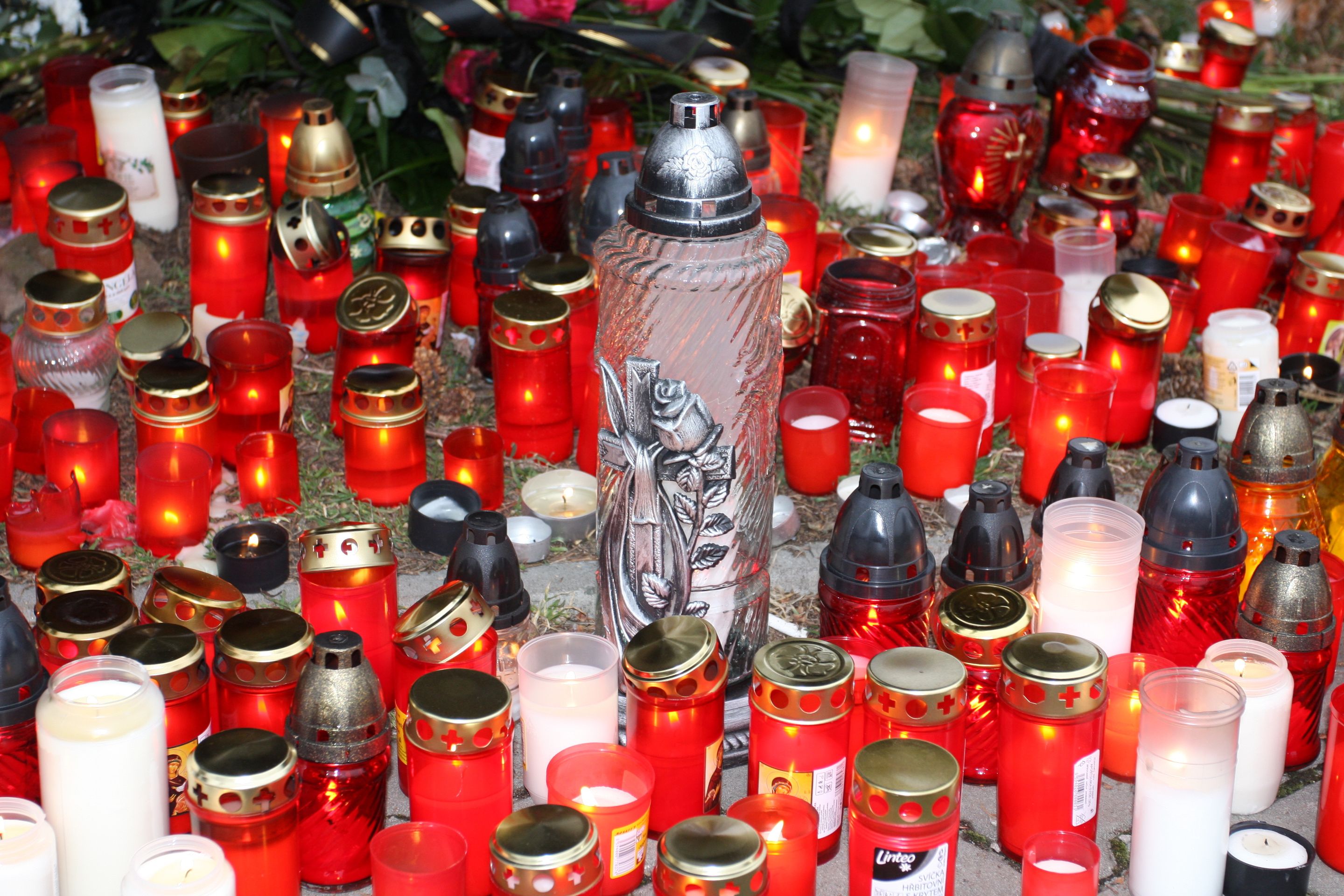 Pieta za oběti střelby v Uherském Brodě - 6 - Galerie: Pietní místo v Uherském Brodě (6/11)