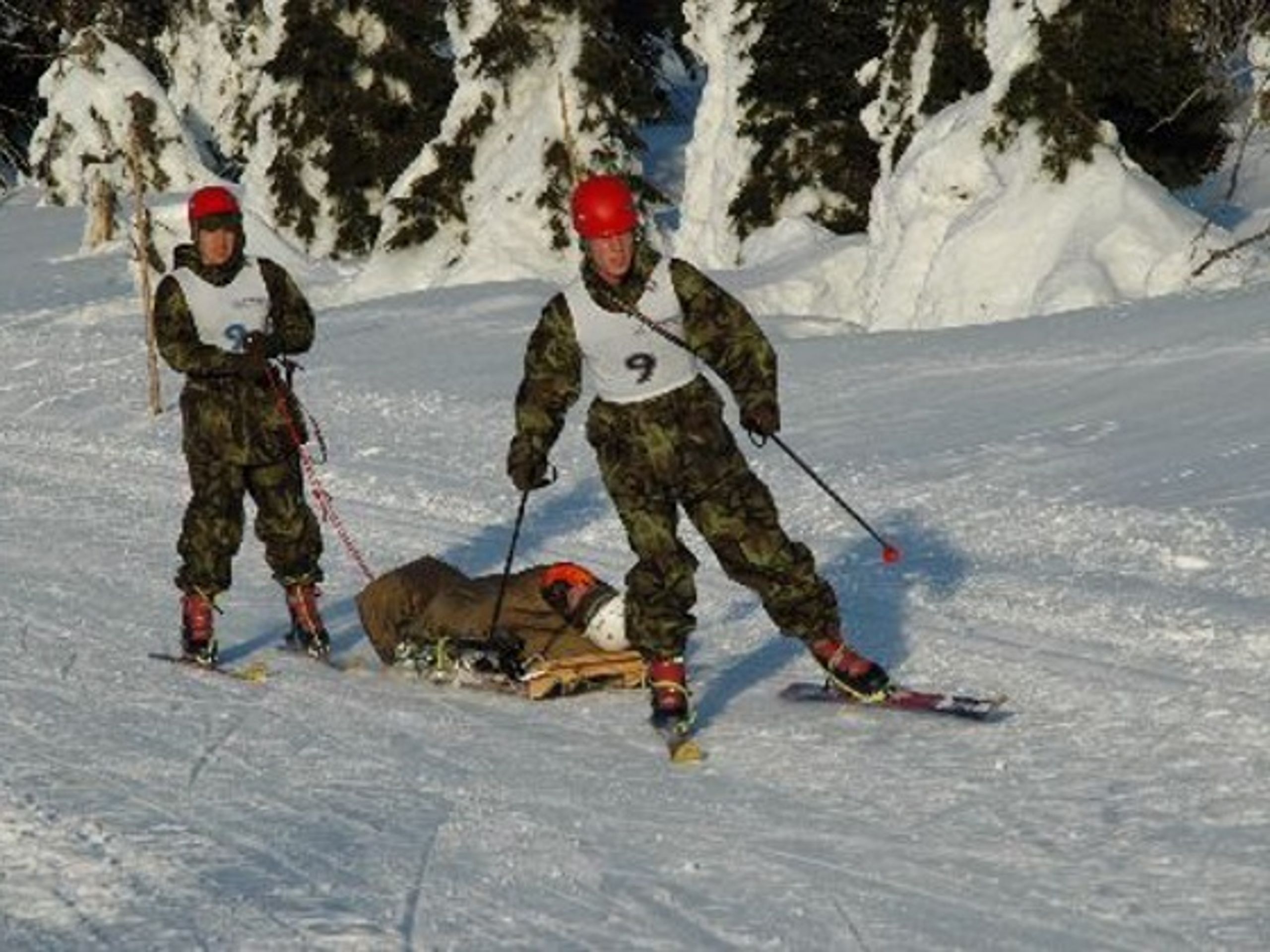 Svoz raněného. Foto z minulého ročníku Winter Survival - Winter Survival: Extrémní závod začal v extrémních podmínkách (1/3)