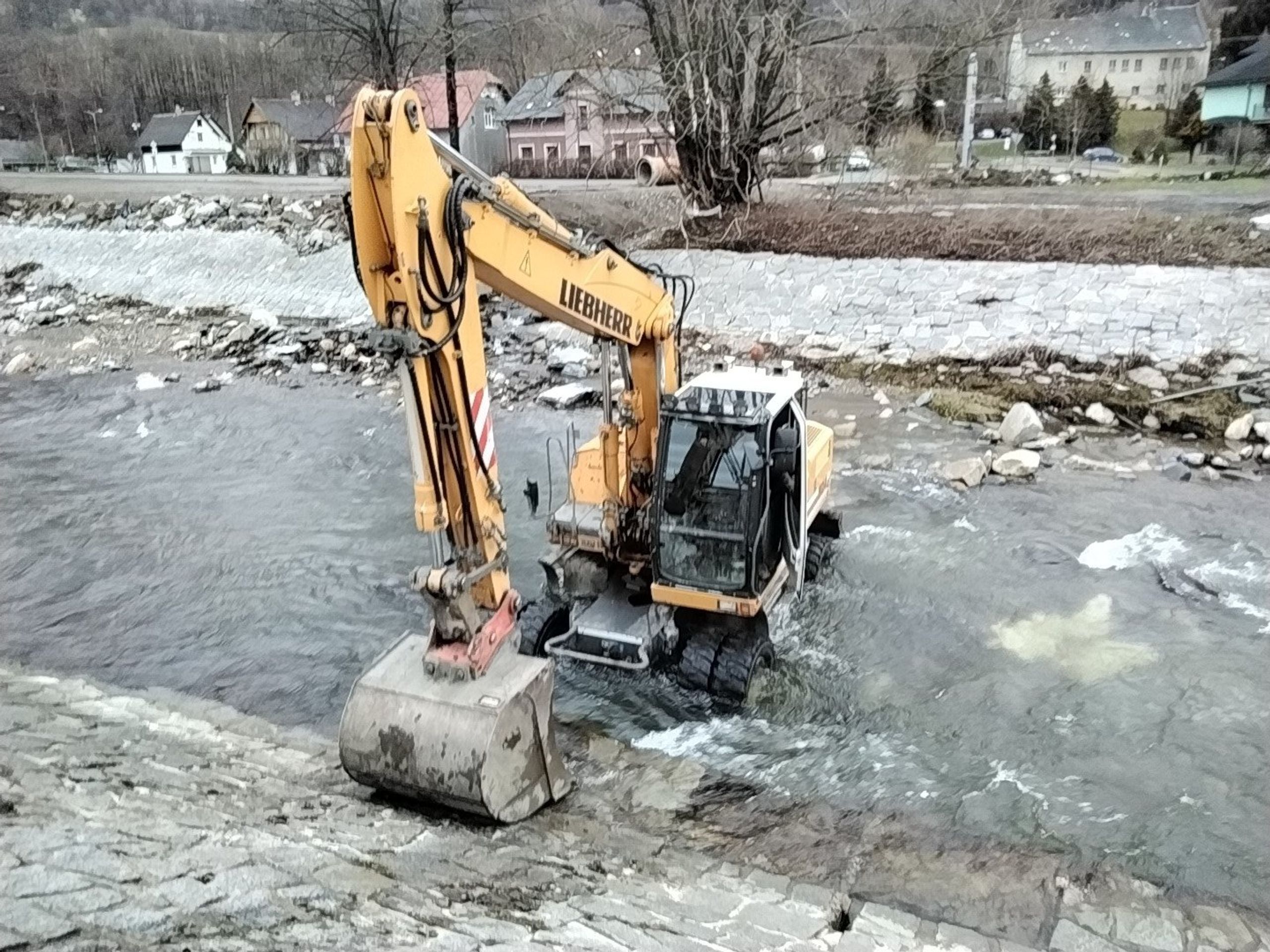 Únik oleje z bagru na řece Bělé v České Vsi (3) - Únik oleje z bagru na řece Bělé v České Vsi (3/3)