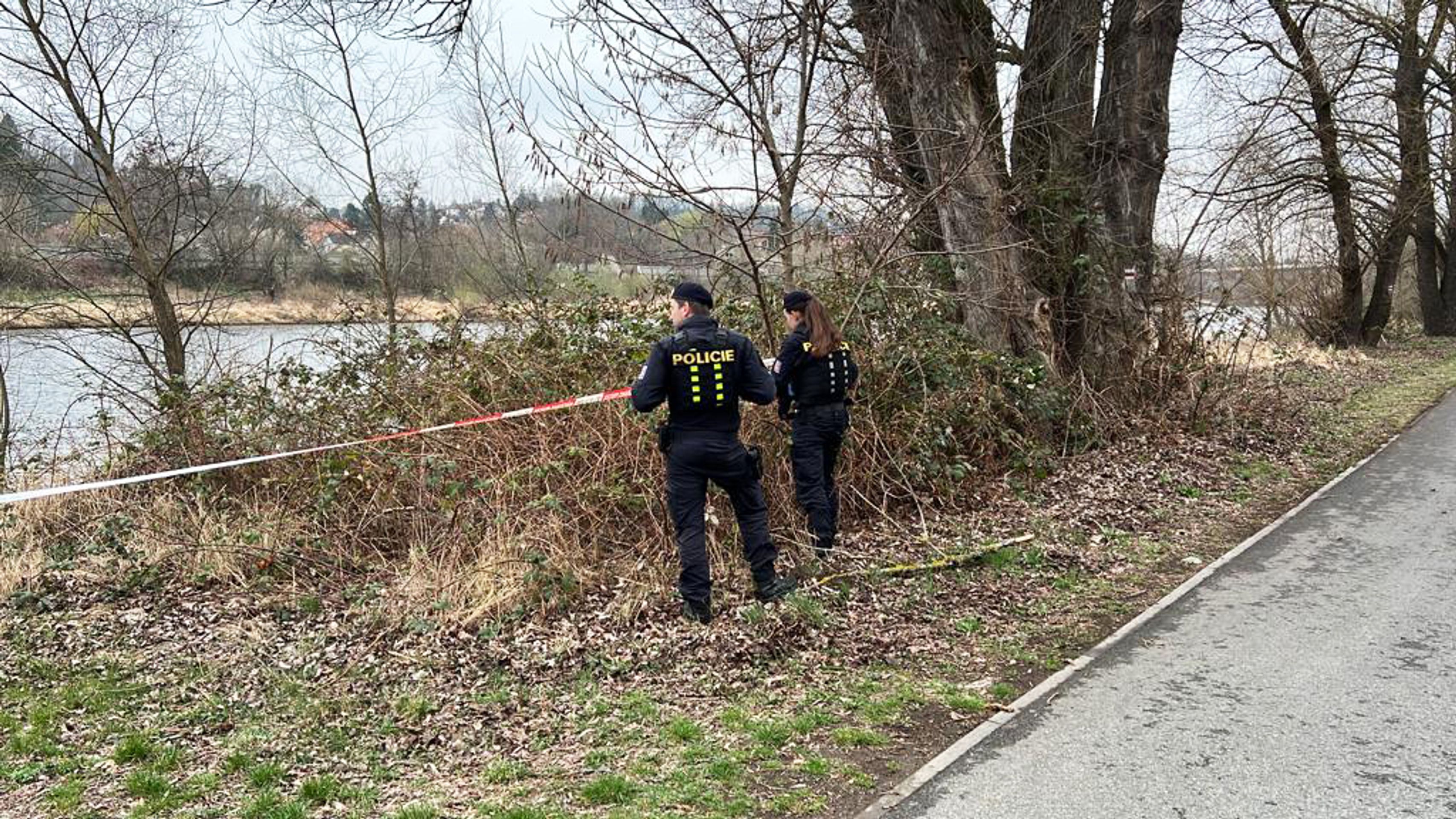 Policie při pátrání - Útok mačetou na středním učilišti v Michli (5/15)