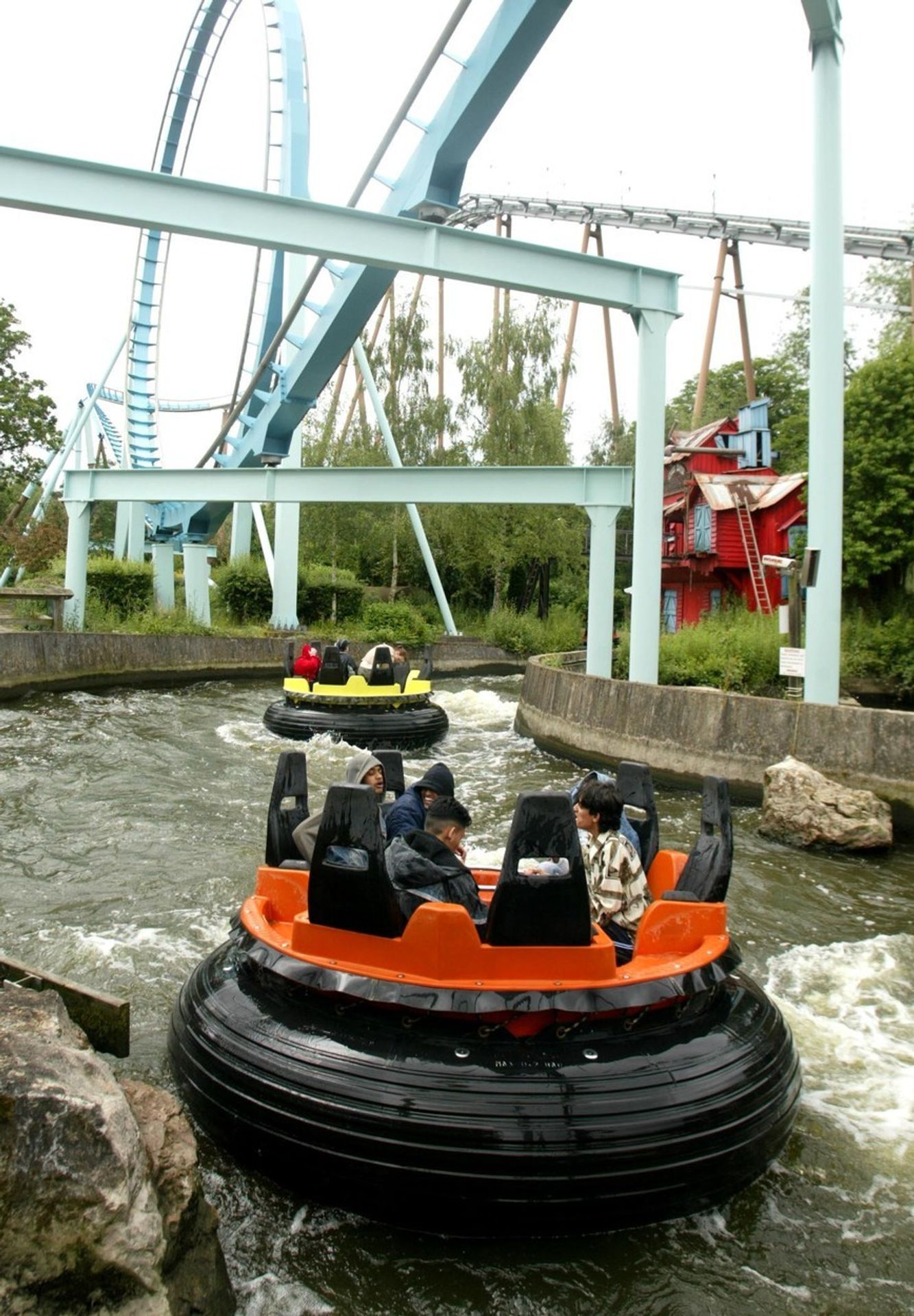 V zábavním parku Drayton Manor zemřela dívka, poté co spadle z atrakce do vody - 1 - GALERIE: V zábavním parku Drayton Manor zemřela dívka, poté co spadle z atrakce do vody (1/4)