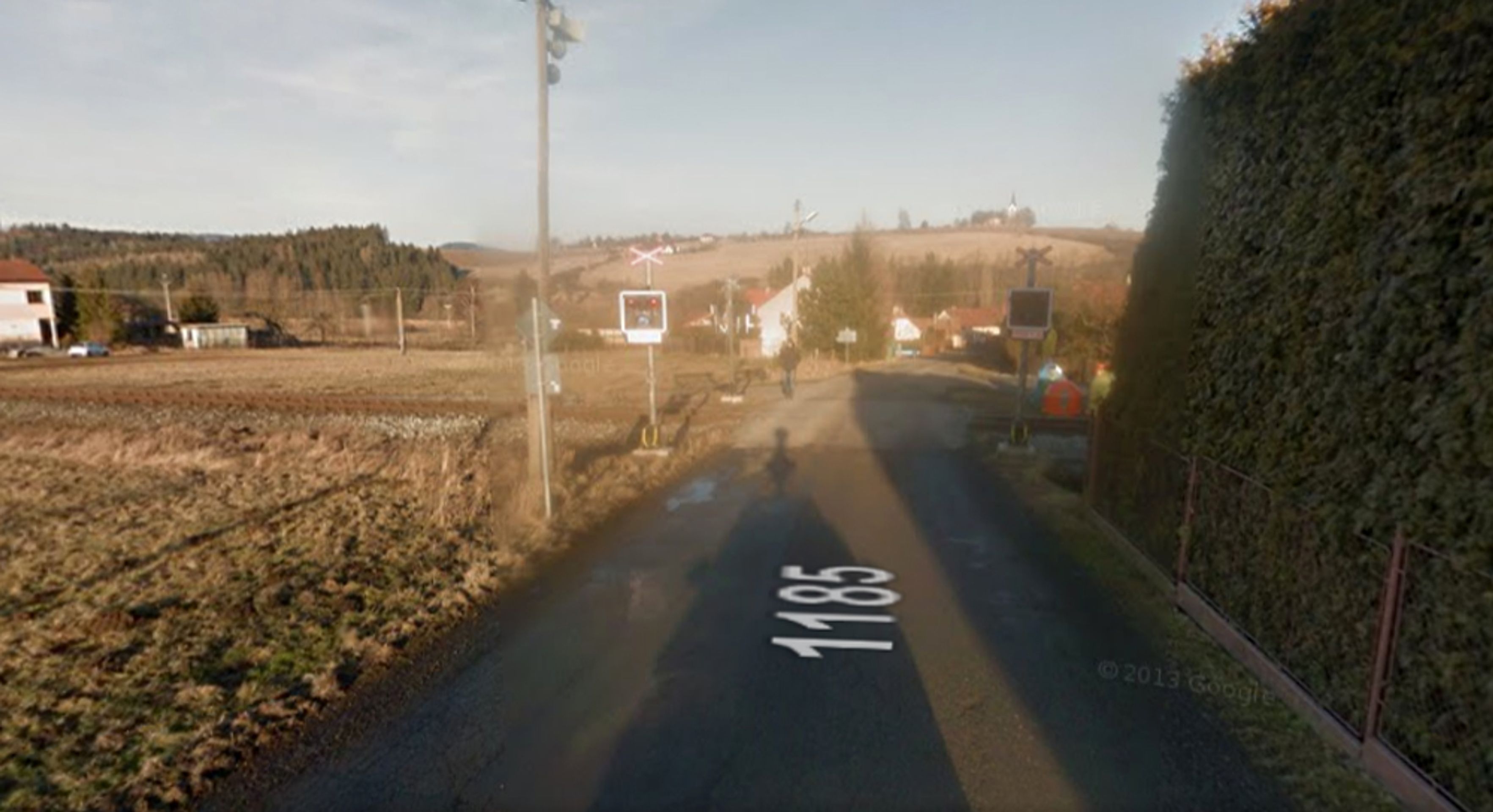 Nebezpečné přejezdy: P 544, Protivín - Zdice, Středočeský kraj - přejezd bez závor, ŘEŠENÍ: se závorami. DŮVOD: Přejezd v obci Bratkovice, po racionalizaci v roce 2009 PZM nahrazeno PZS, od té doby 3x MU vždy se smrtelnými následky - GALERIE: Nebezpečné přejezdy - Středočeský kraj, Vysočina (1/16)