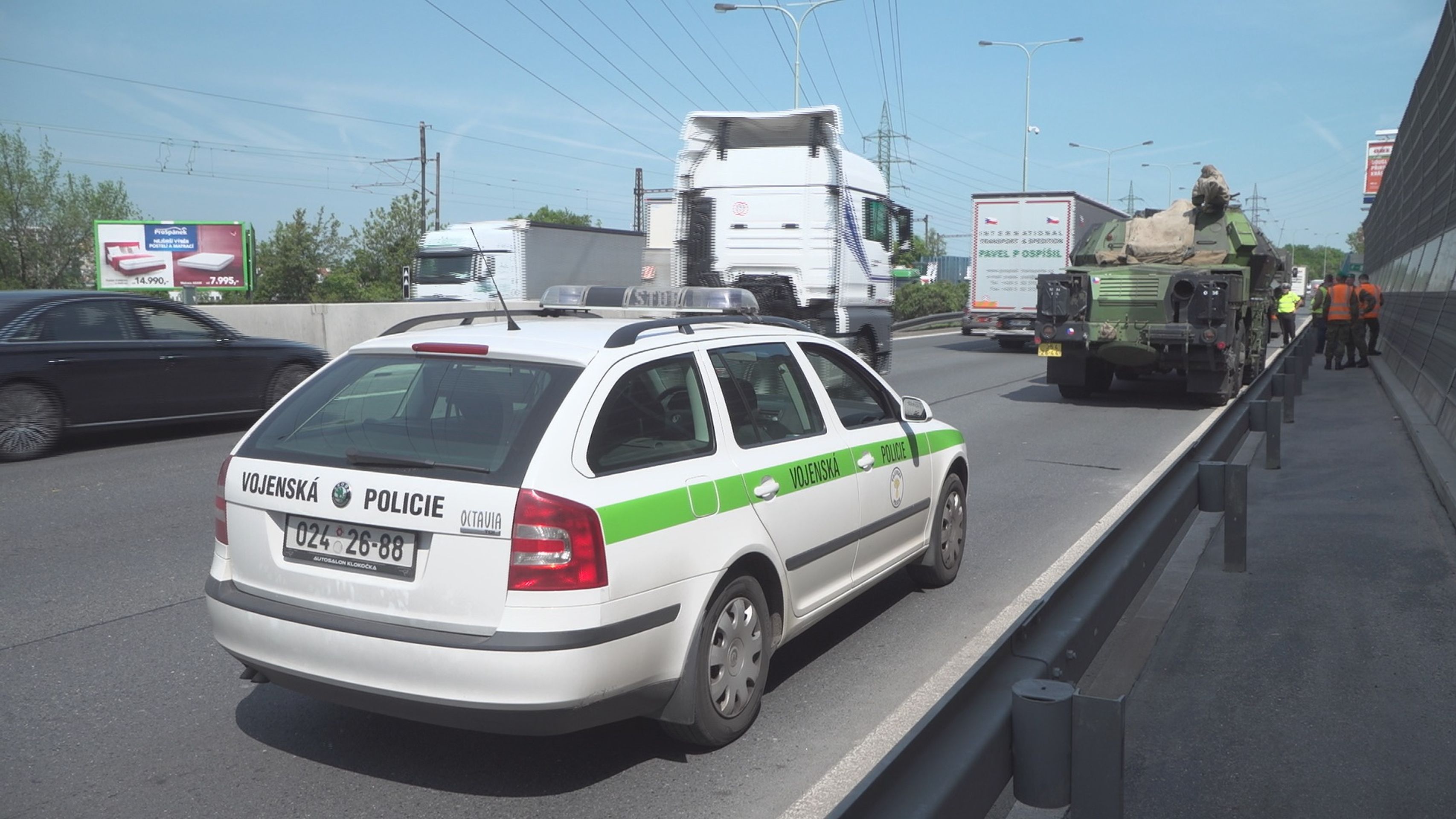 Nehoda na jižní spojce - 4 - GALERIE: Na Jižní spojce se srazilo auto s vojenskou houfnicí (7/10)
