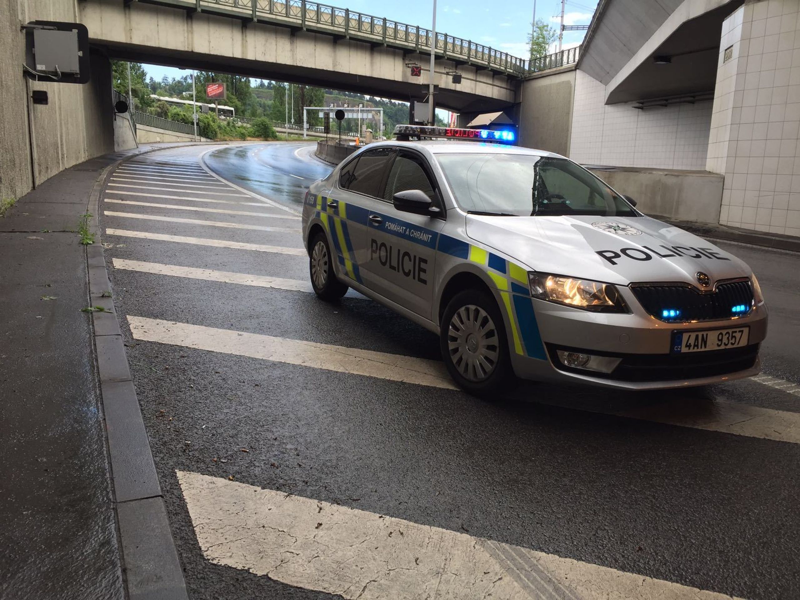 Zatopený Zlíchovský tunel komplikuje dopravu v Praze - 4 - GALERIE: Následky přívalového deště v Praze (8/8)