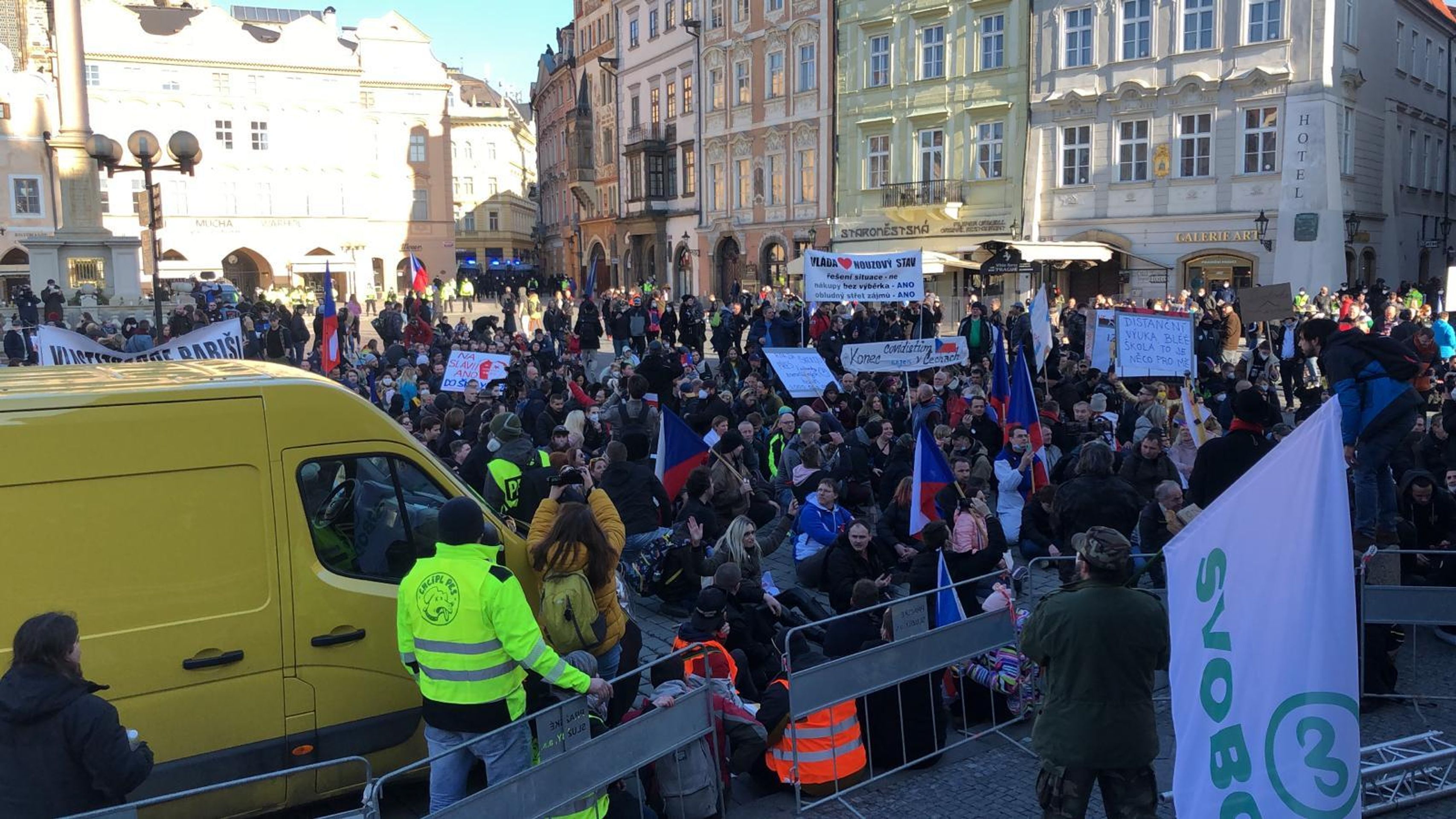 Demonstrace na Staroměstském náměstí - 8 - GALERIE: Lidé v Praze protestují proti vládě (10/13)