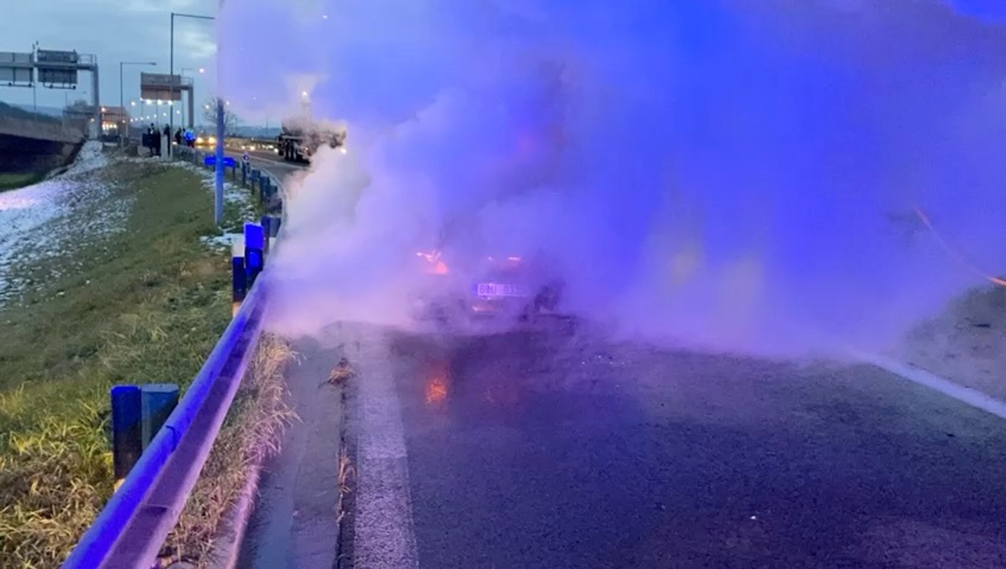 Požár auta na Radotínském mostě - 7 - GALERIE: Na Radotínském mostě za jízdy vzplálo auto (7/7)