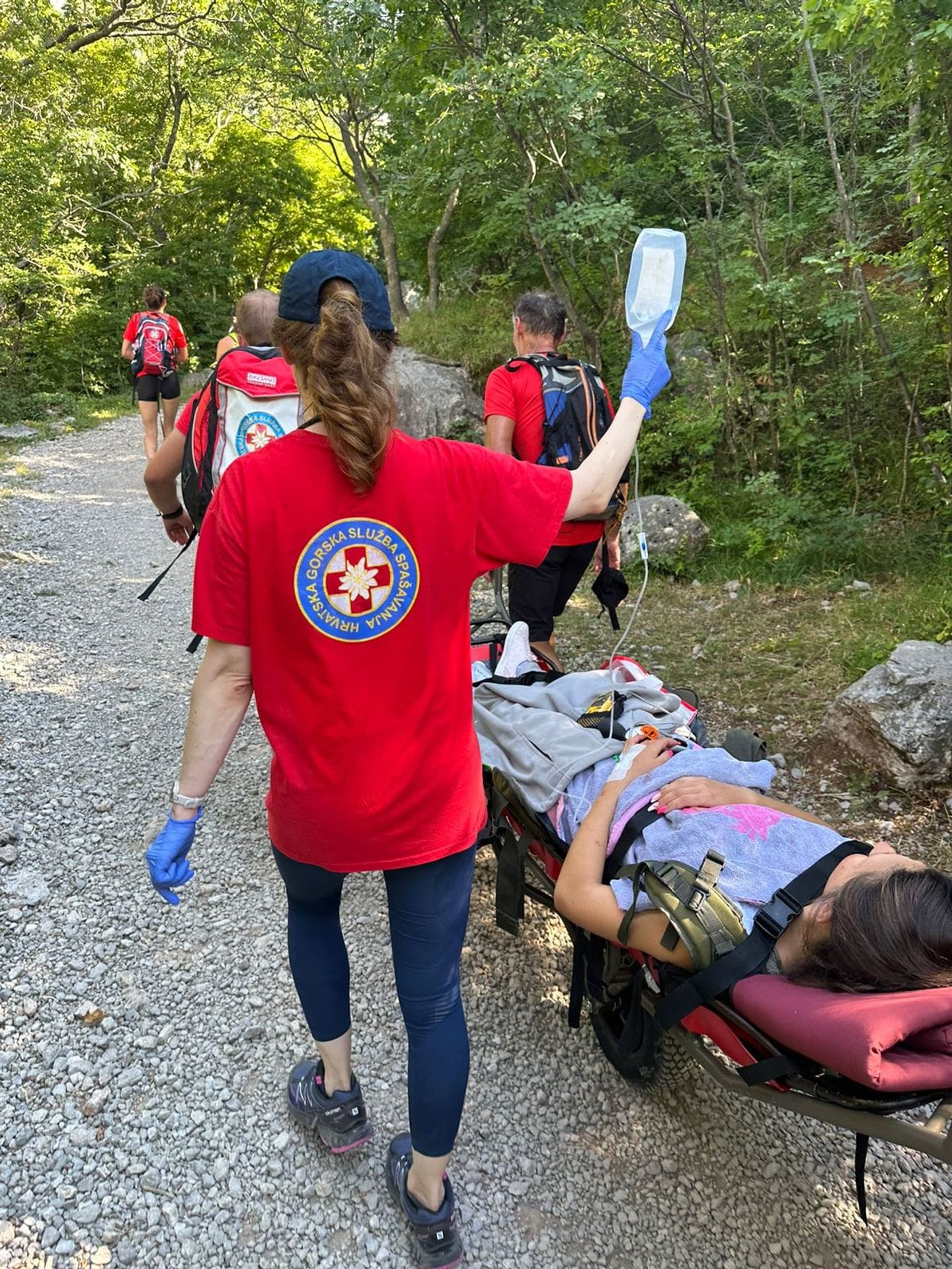 Turistka porodila dítě při túře v Chorvatsku (1) - Neočekávaný porod (1/3)