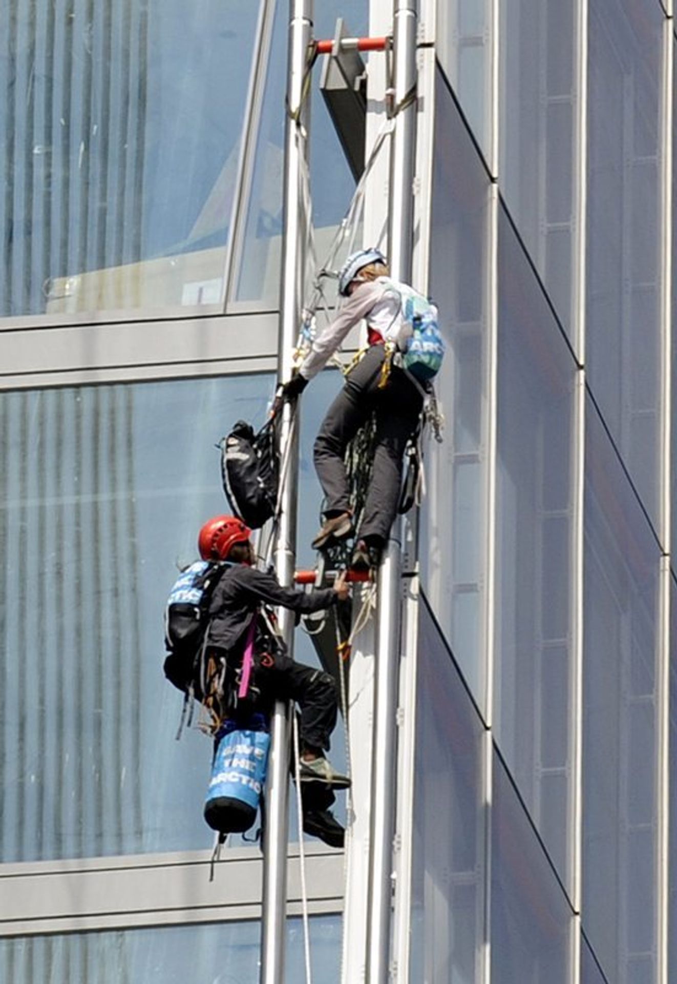 Aktivistky Greenpeace lezou na londýnský mrakodrap - 9 - GALERIE: Aktivistky lezou na londýnský mrakodrap (9/14)