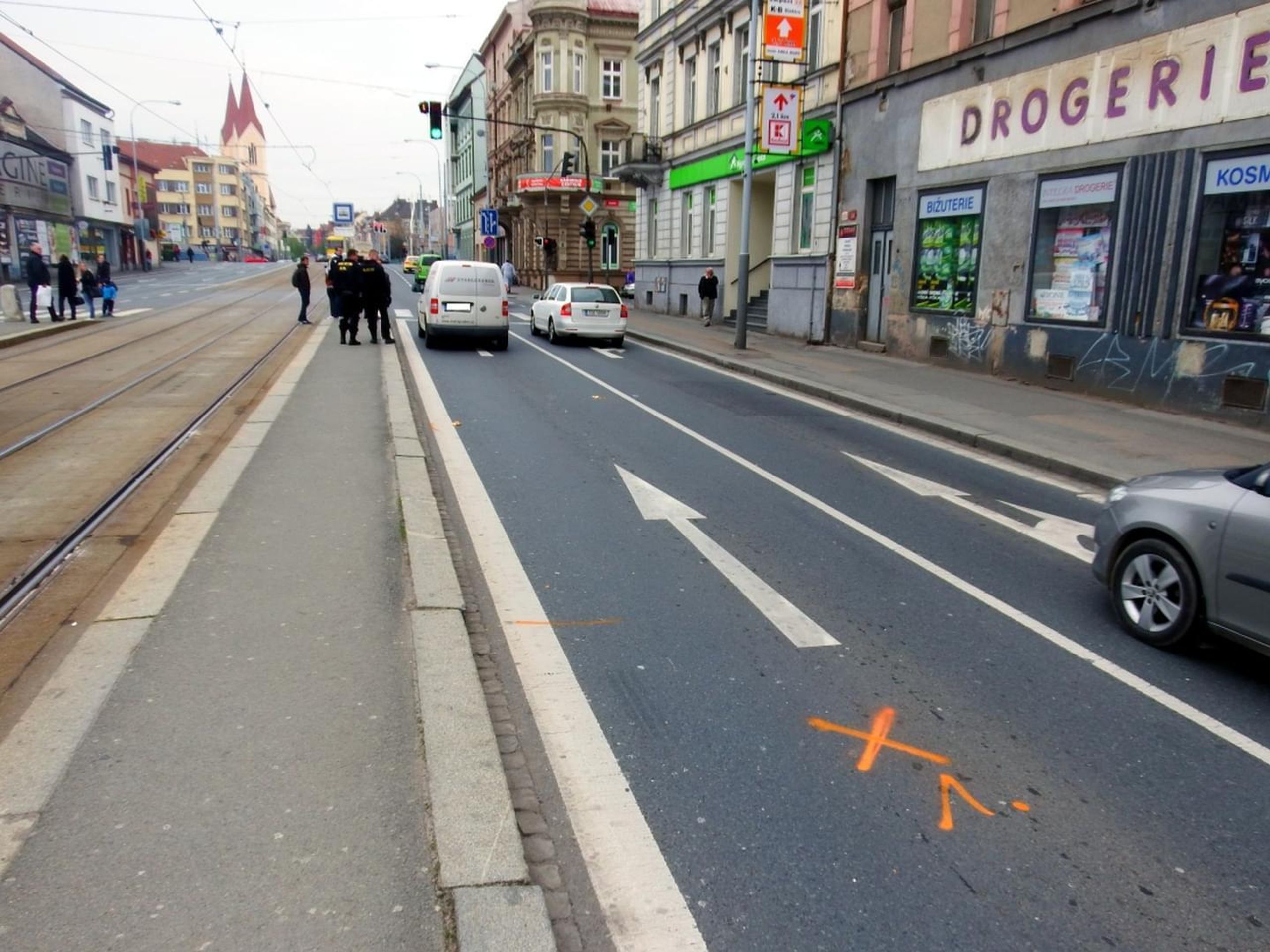 Muže srazilo auto, když dobíhal tramvaj - 5 - GALERIE: Muže srazilo auto, když dobíhal tramvaj (5/9)