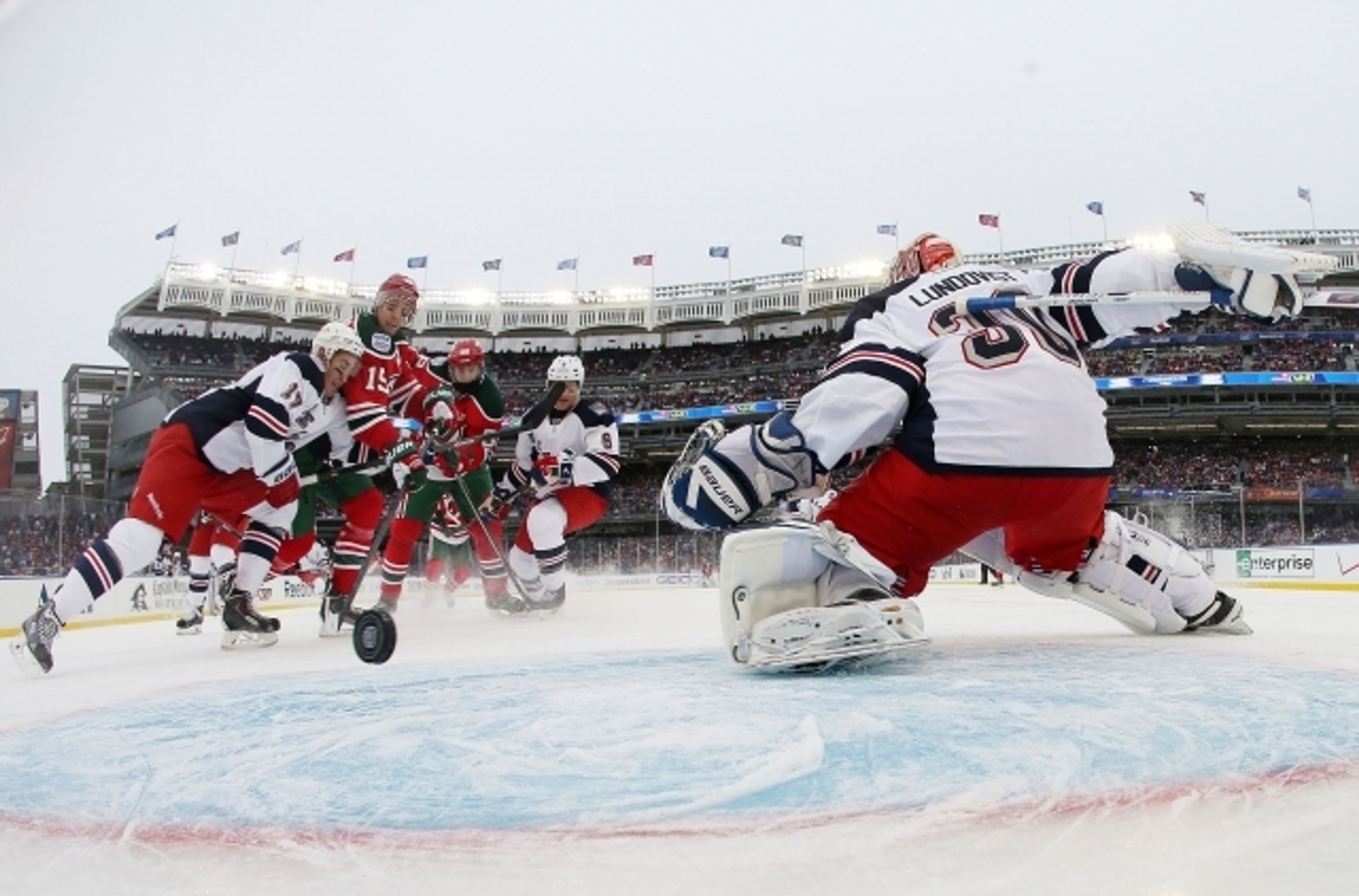 NHL na Yankee Stadium: Devils vs. Rangers - 11 - GALERIE: NHL na stadionu Yankees: Devils - Rangers (12/22)