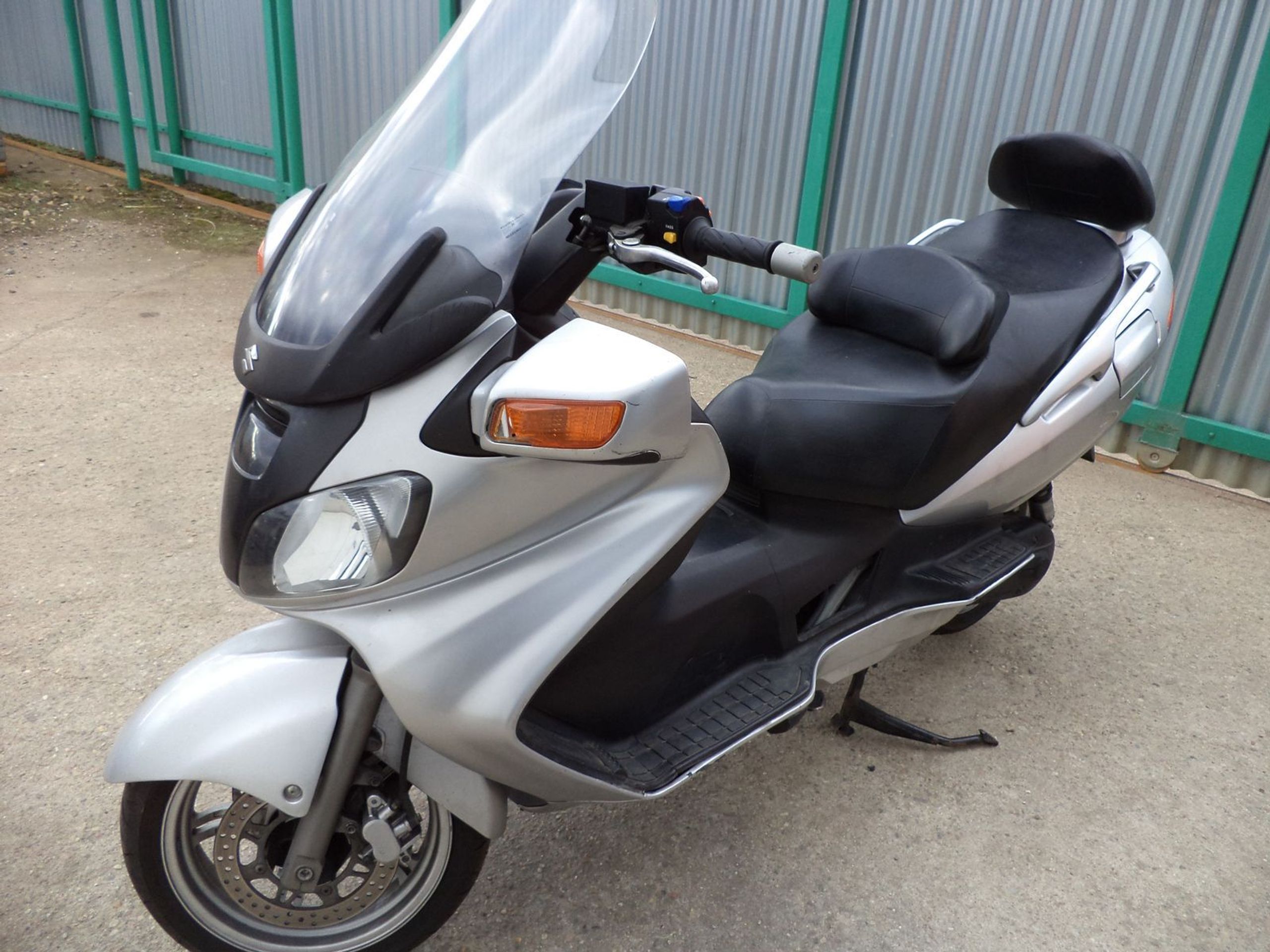 Exekuční dražba - Motocykl Suzuki Burgman 650 Executive - GALERIE: Exekuční dražby automobilů (5/10)
