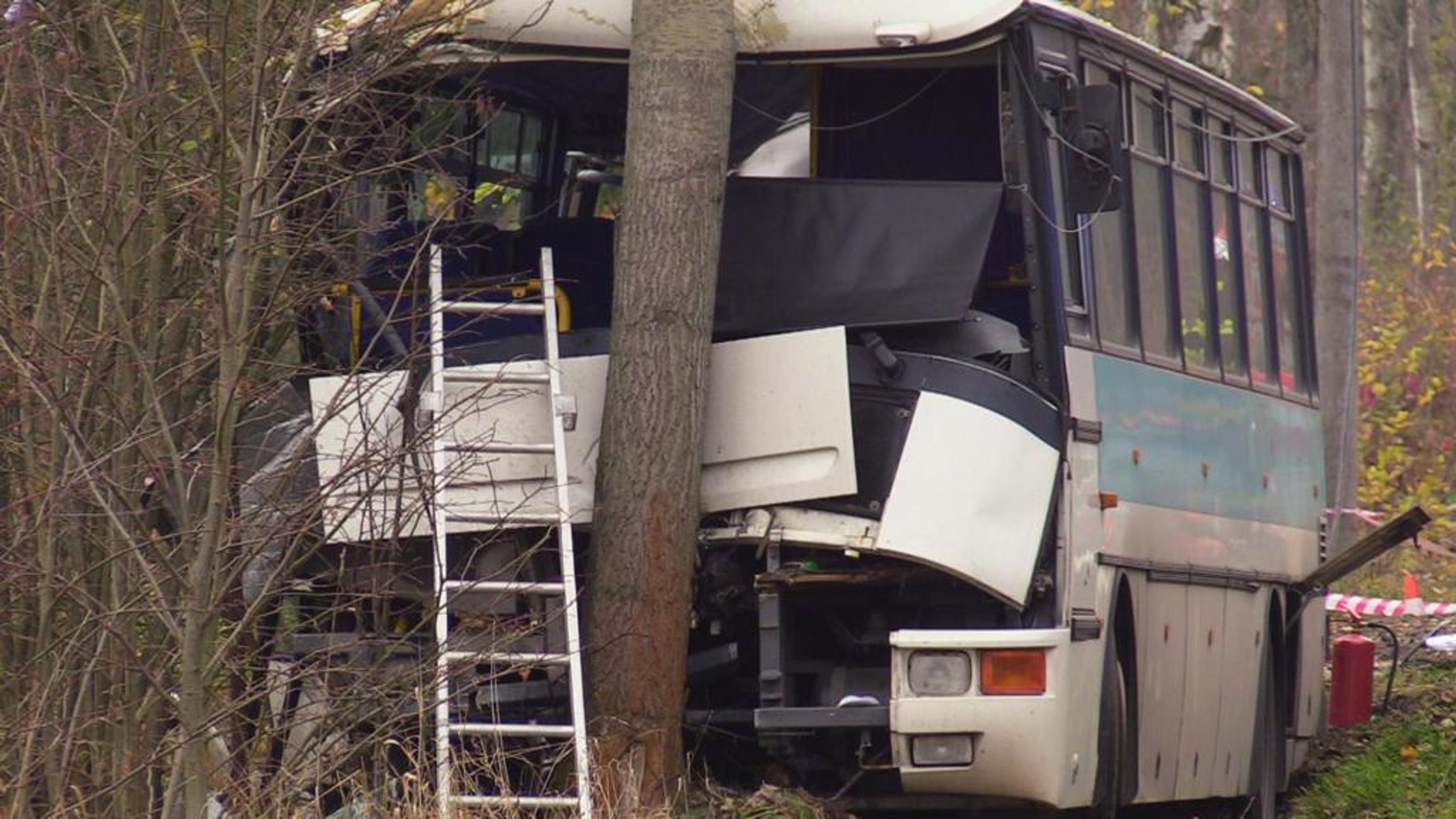 Nehoda autobusu u Věšína na Příbramsku - 4 - GALERIE: Nehoda autobusu u Věšína na Příbramsku (2/5)