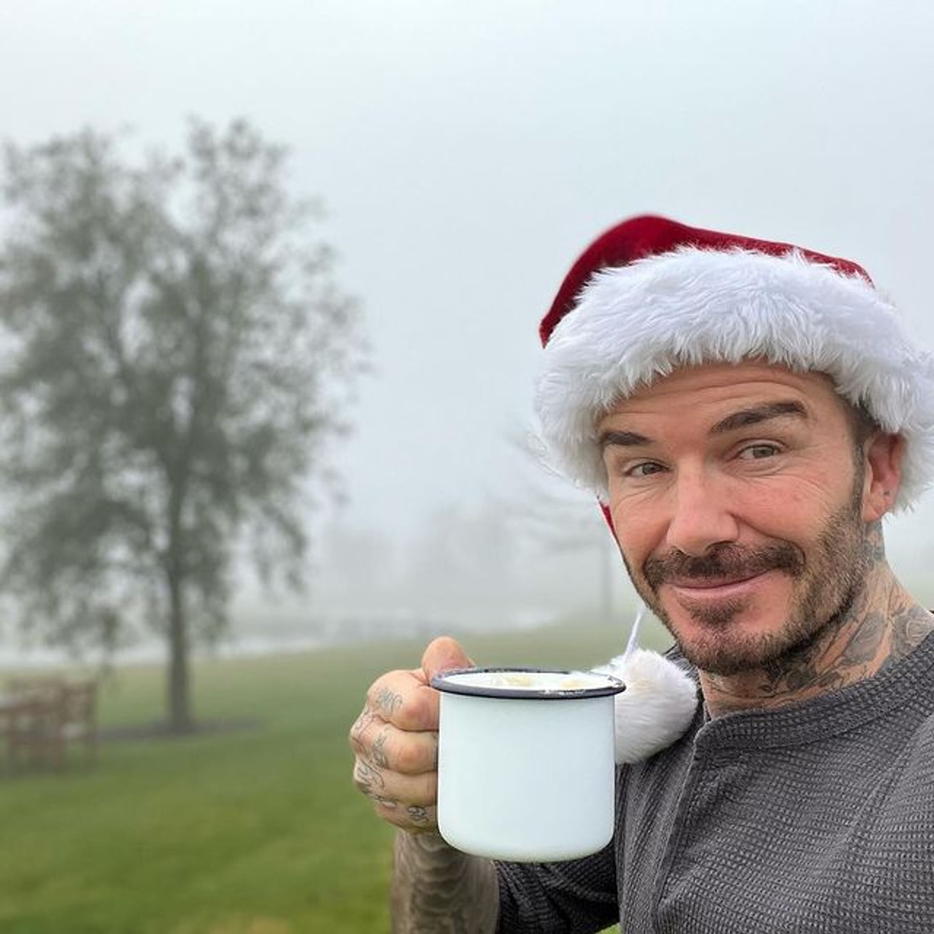 David Beckham ve vánoční čepici - Vánoce u Beckhamů (2/3)