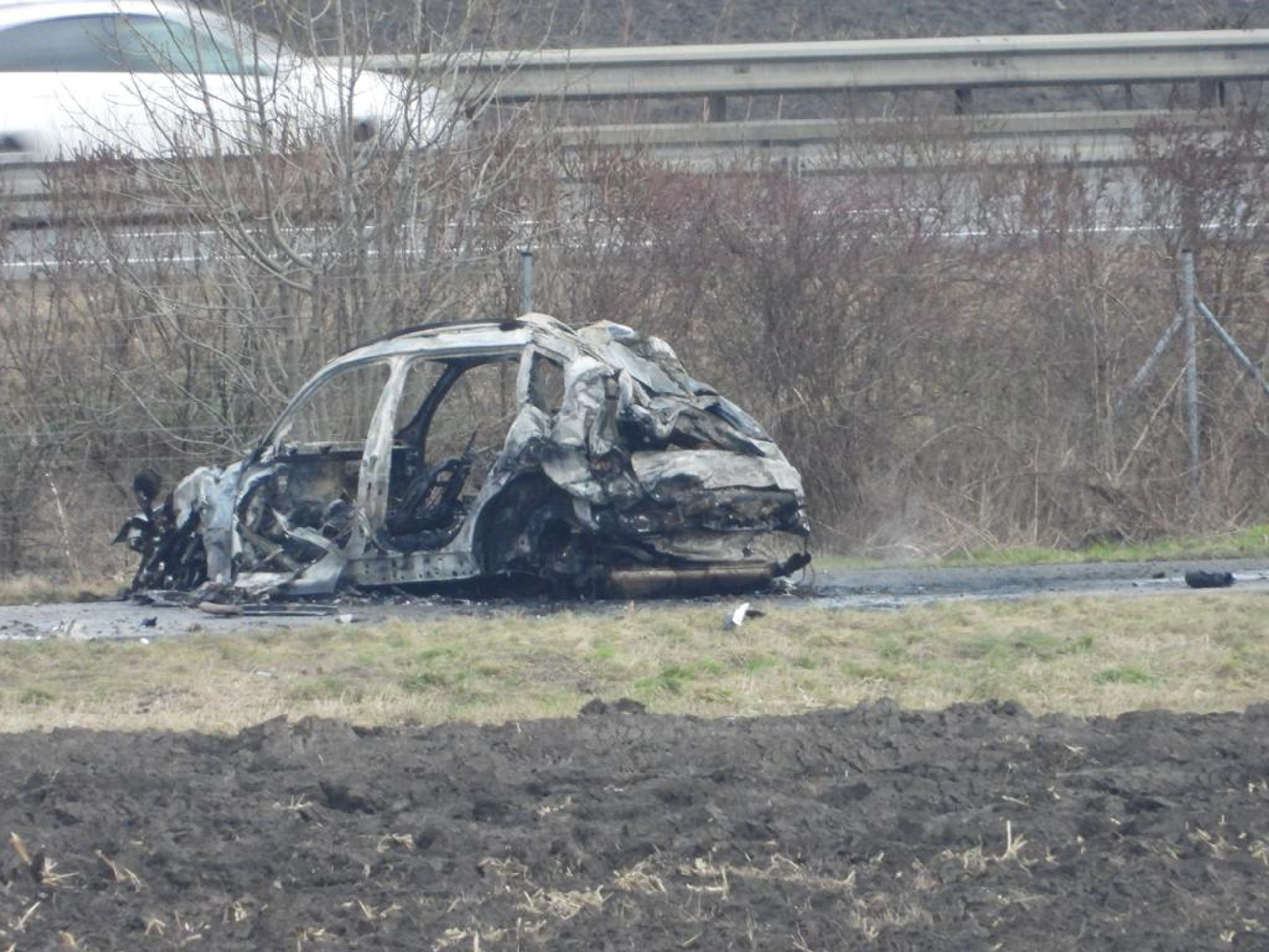 Ohořelé auto u D11 (1) - Požár auta u dálnice D11 (5/5)