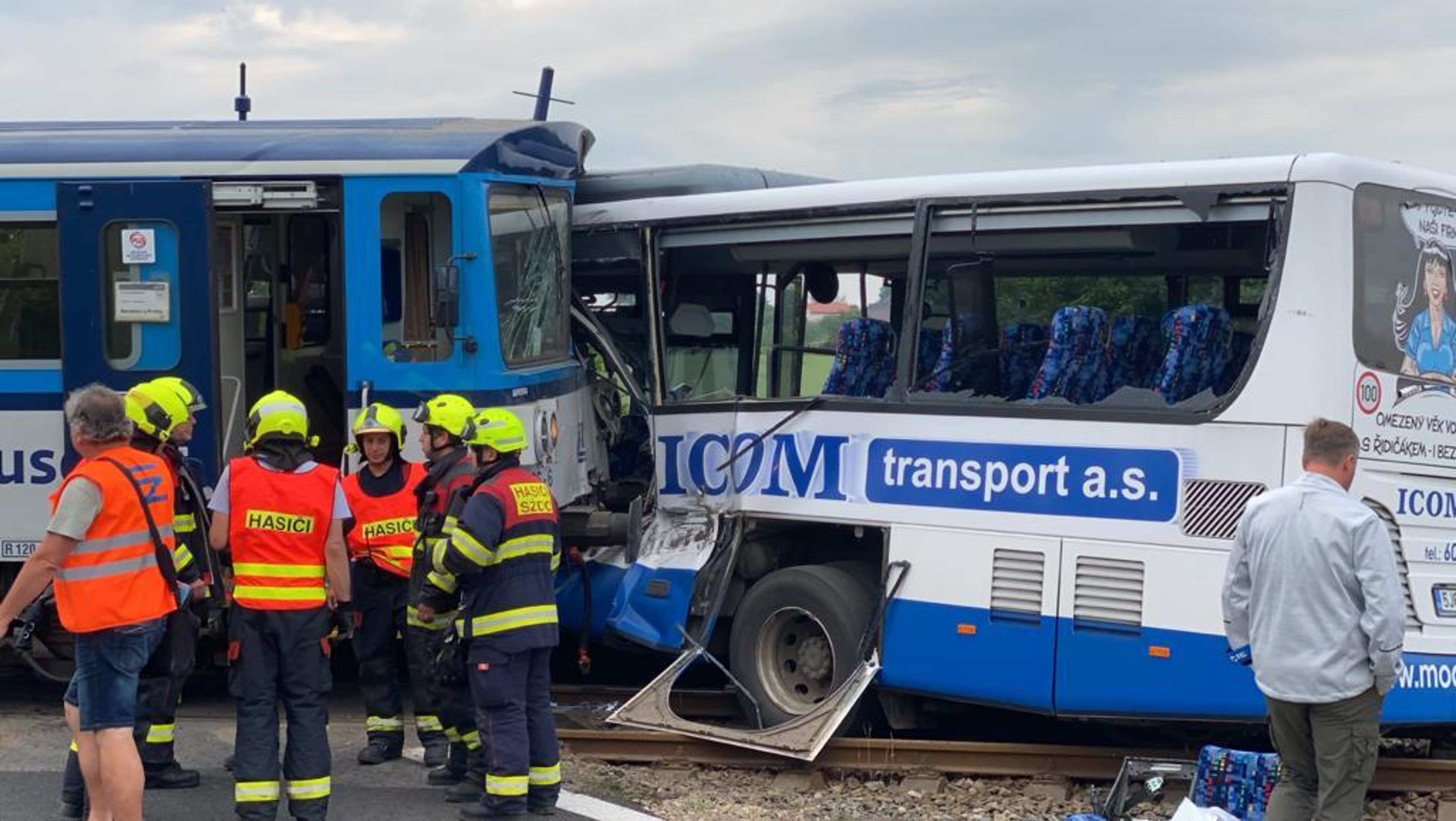 Benešovsko, nehoda vlaku a autobusu - 1 - GALERIE: Srážka autobusu s vlakem na Benešovsku (10/17)