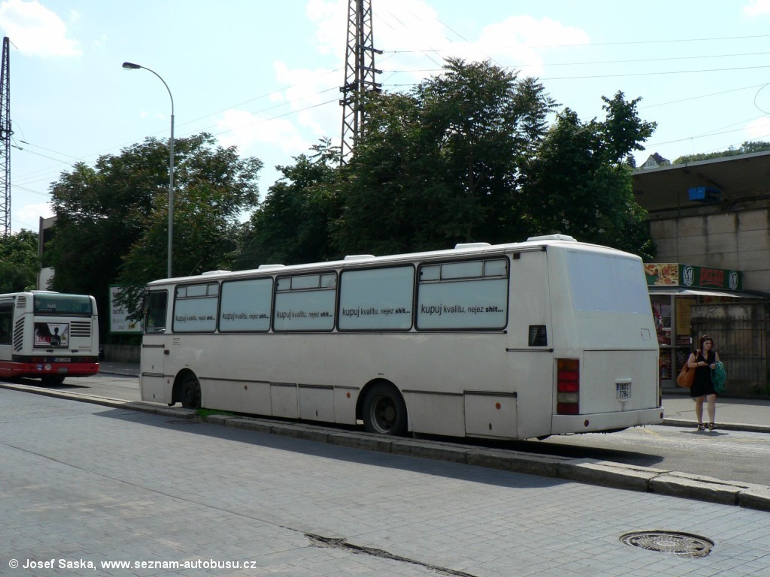 Odstavený autobus - Smíchov - 5 - GALERIE: Odstavený autobus na Smíchově (2/6)