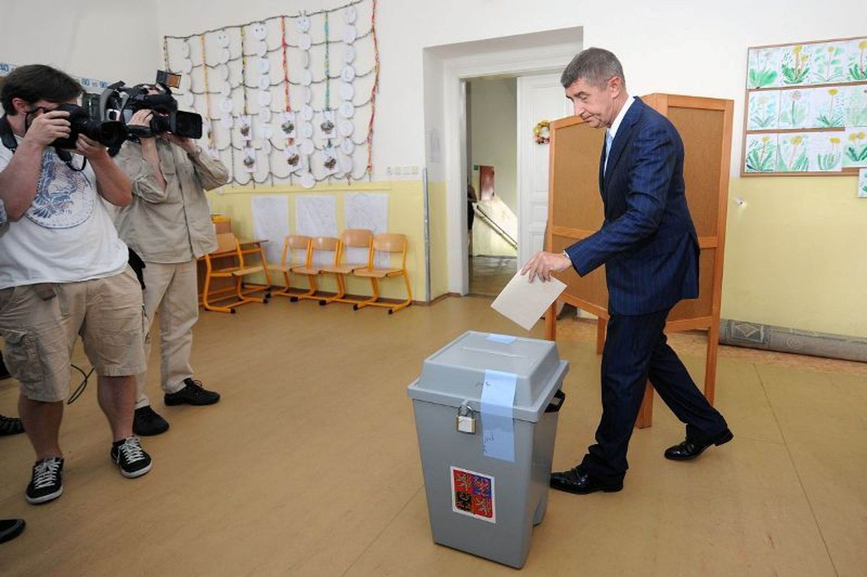 Babišovi u voleb do EP - 5 - GALERIE: Babišovi volí do Evropského parlamentu (6/13)