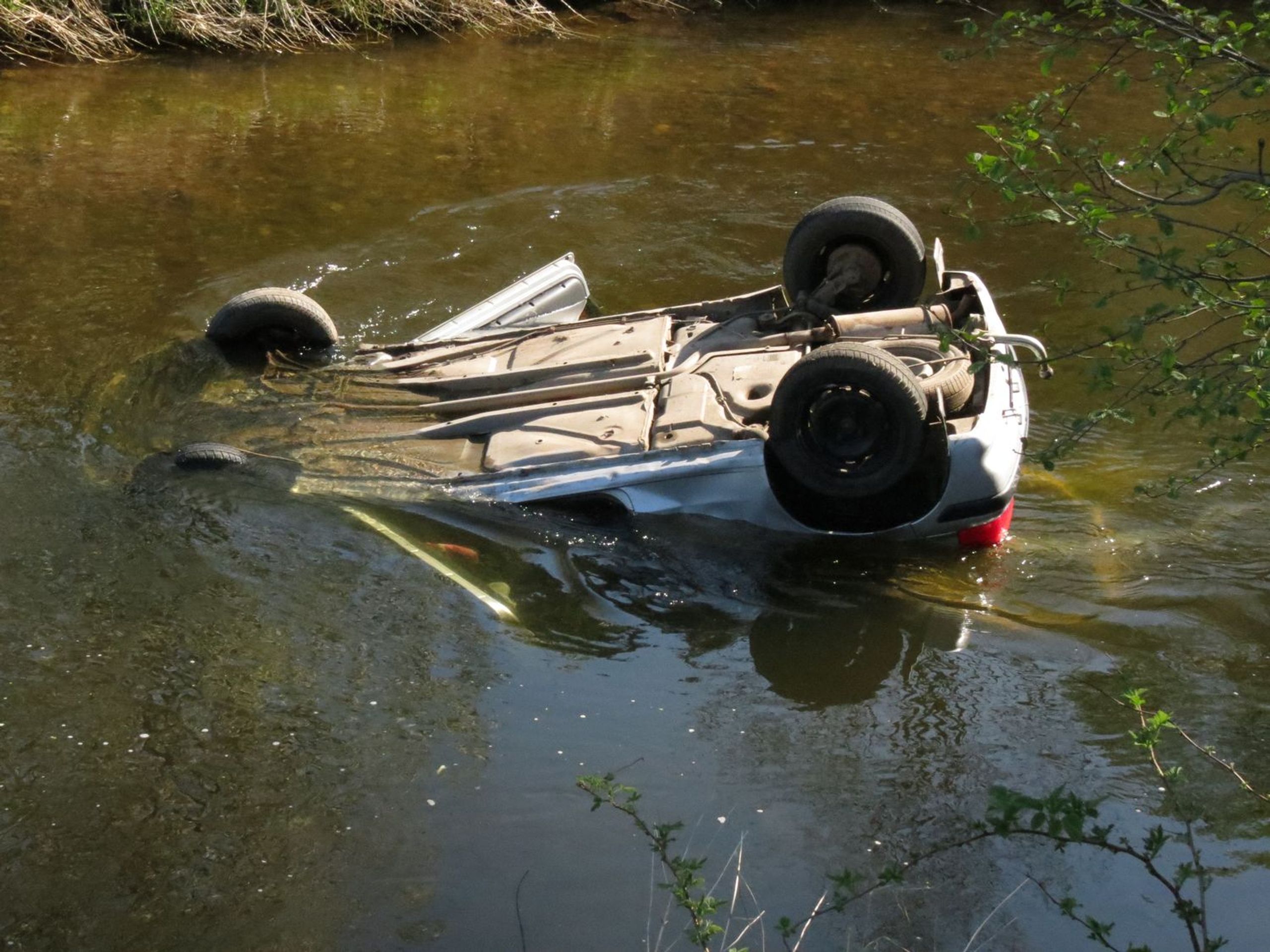Auto zůstalo převrácené v Divoké Orlici - 4 - GALERIE: Auto zůstalo převrácené v Divoké Orlici (4/5)