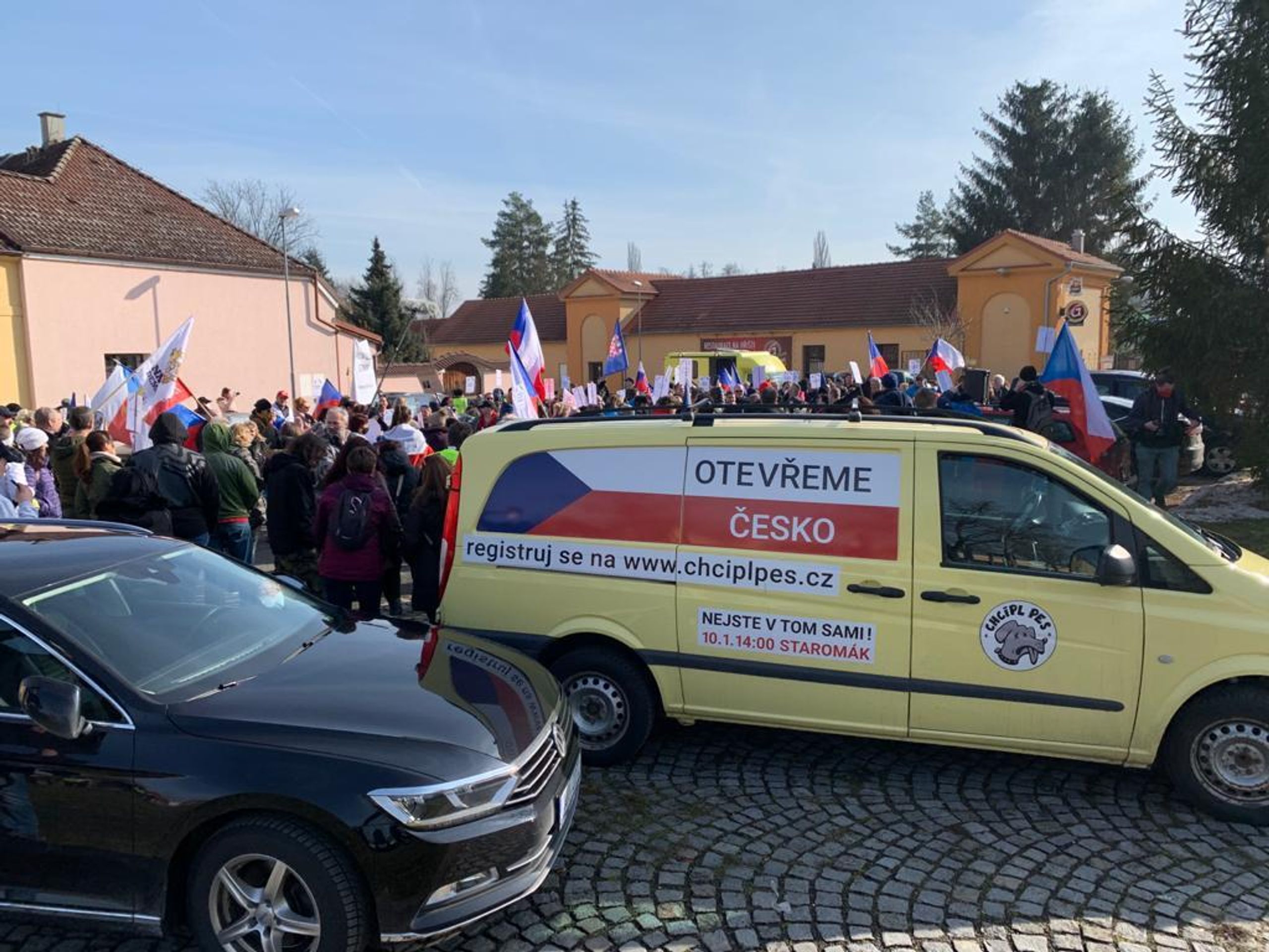 K domu ministra Jana Hamáčka se vydali demonstranti - 3 - GALERIE: K domu ministra Hamáčka se vydali demonstranti (2/4)